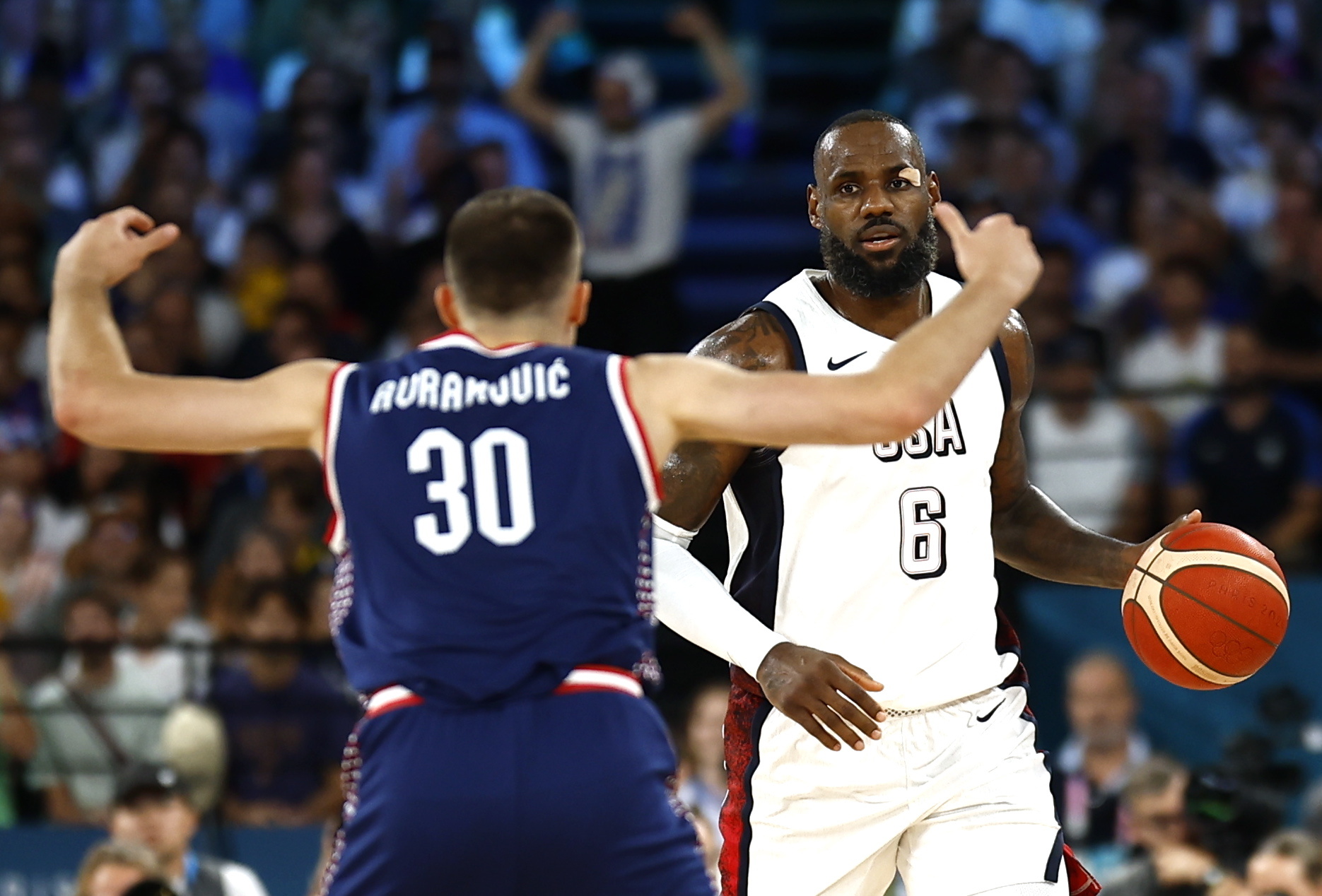 Estados Unidos sobrevive: remontó una desventaja de 17 puntos y eliminó a Serbia
