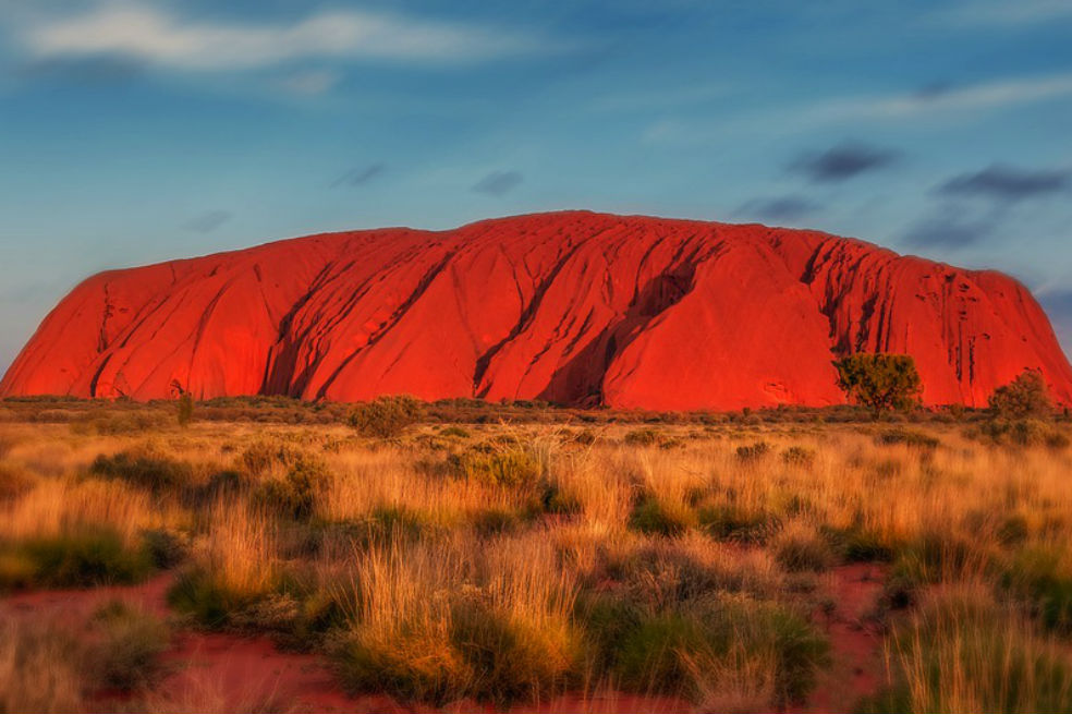 Cansados de los turistas, prohíben escalar la roca gigante Uluru en Australia