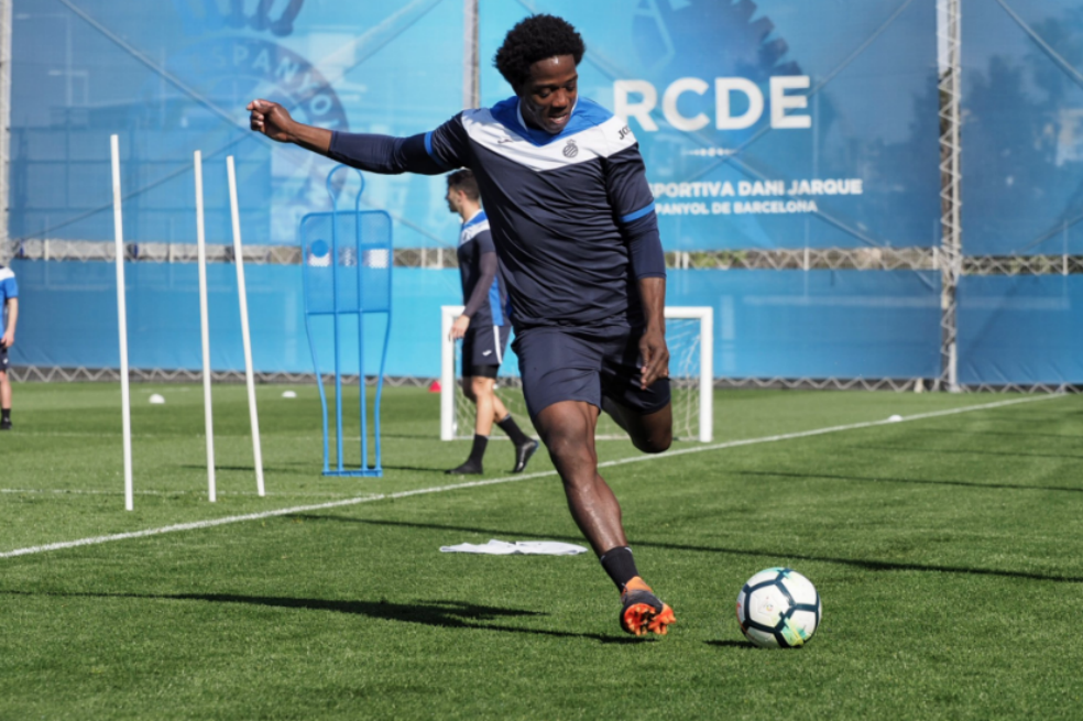 Carlos Sánchez fue homenajeado por el Espanyol