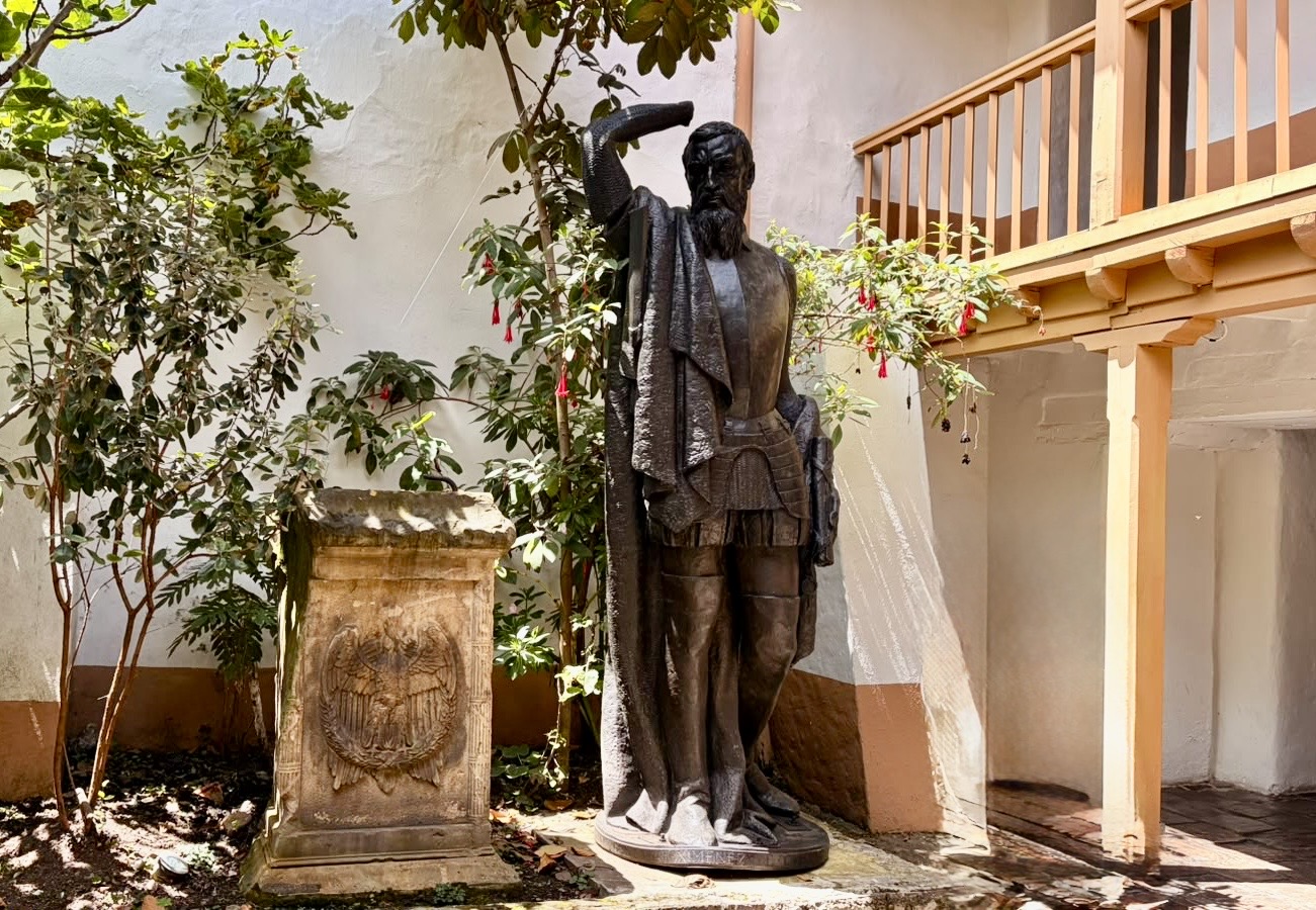 La escultura de Gonzalo Jiménez de Quesada permanece resguardada en el Museo de Bogotá, con las huellas que dejó su derribo en 2021.