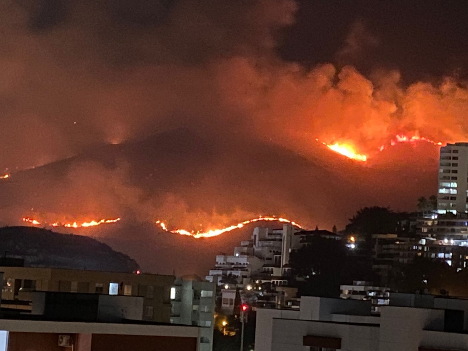 Alcalde de Cali dice que tierreros estarían detrás de incendio en Altos de Menga