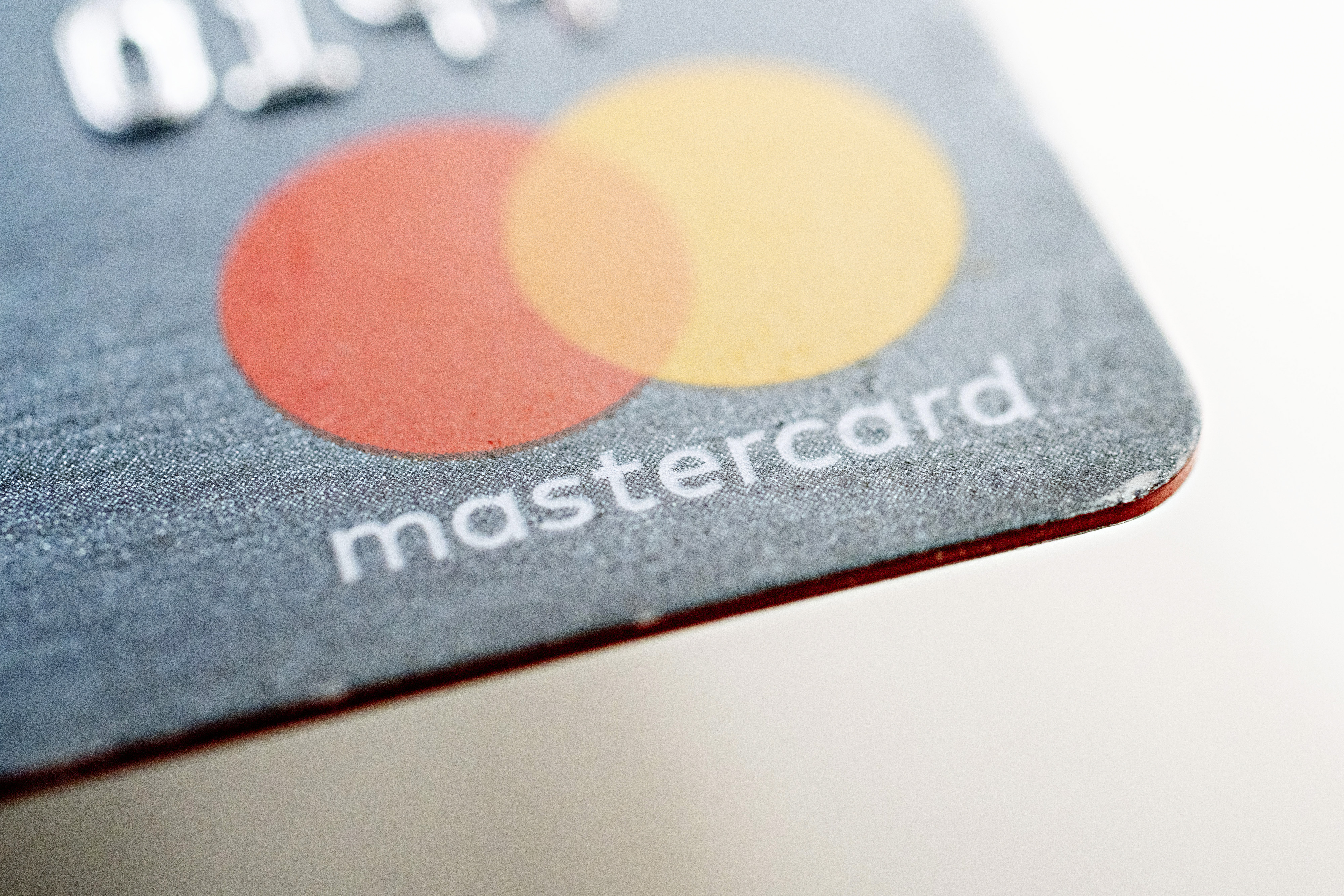 UE multa con 570 millones de euros a Mastercard por incumplir reglas de competencia