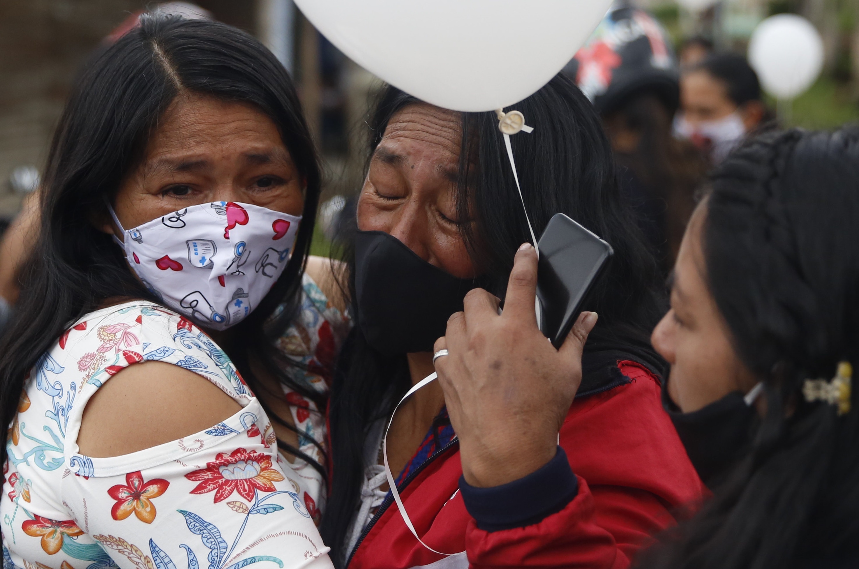 Lucila Huila llora en el funeral de sus dos hijos Hiner y Esneider Collazos, asesinados en la masacre de El Tambo.