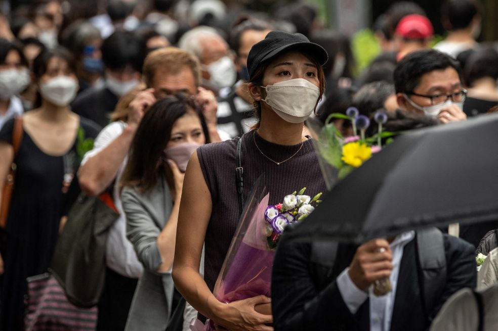 Aunque la ceremonia fúnebre era solo para familiares y allegados, se formaron largas filas de personas vestidas de negro frente al templo Zojoji para despedir al primer ministro que más tiempo estuvo en el poder en Japón.