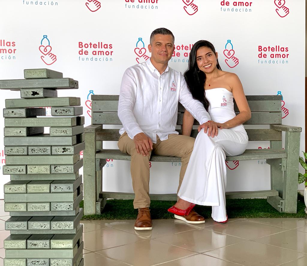 La historia de la pareja emprendedora que está detrás de “Botellas de amor”