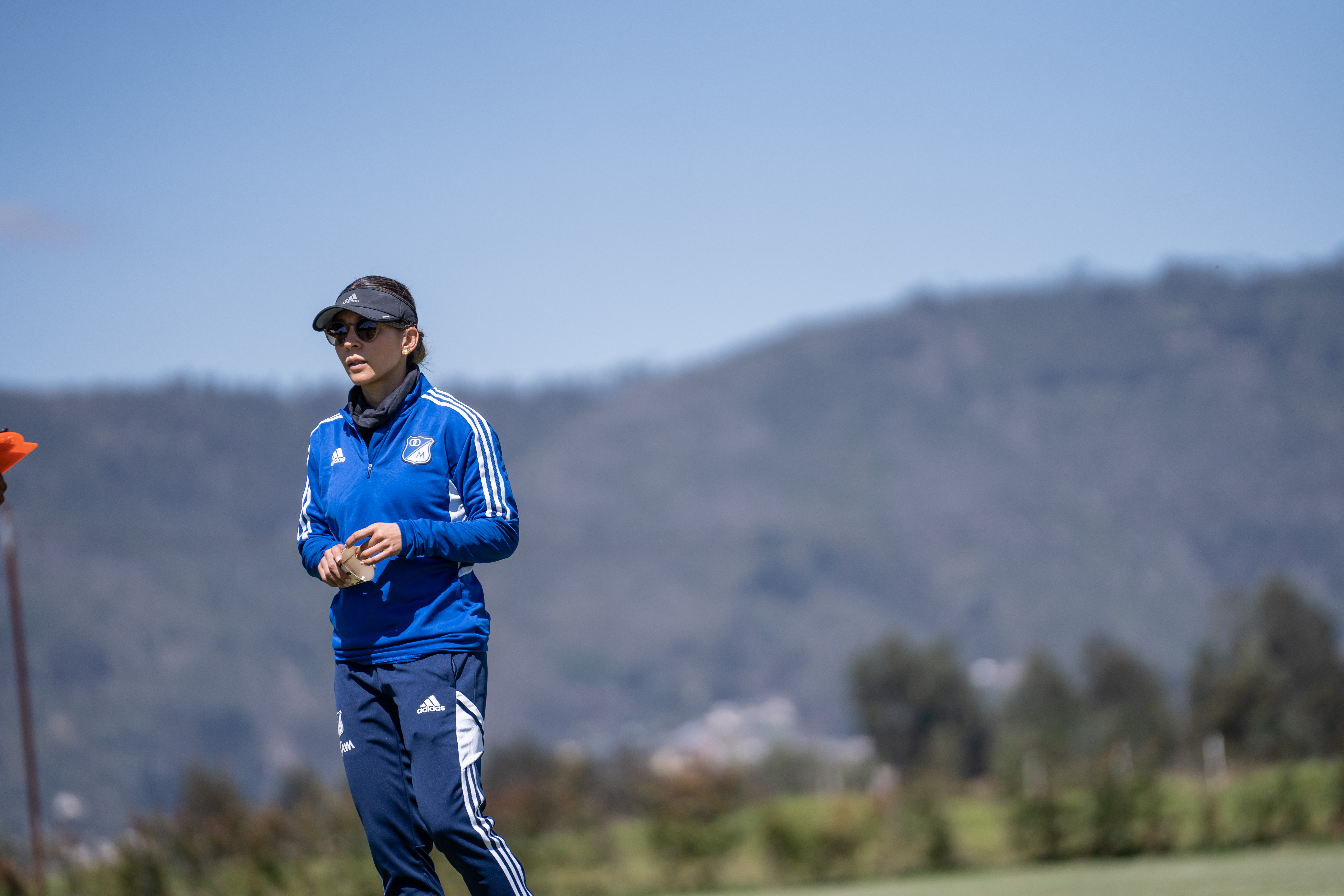 Angie Vega, directora técnica de Millonarios Femenino durante la pretemporada.