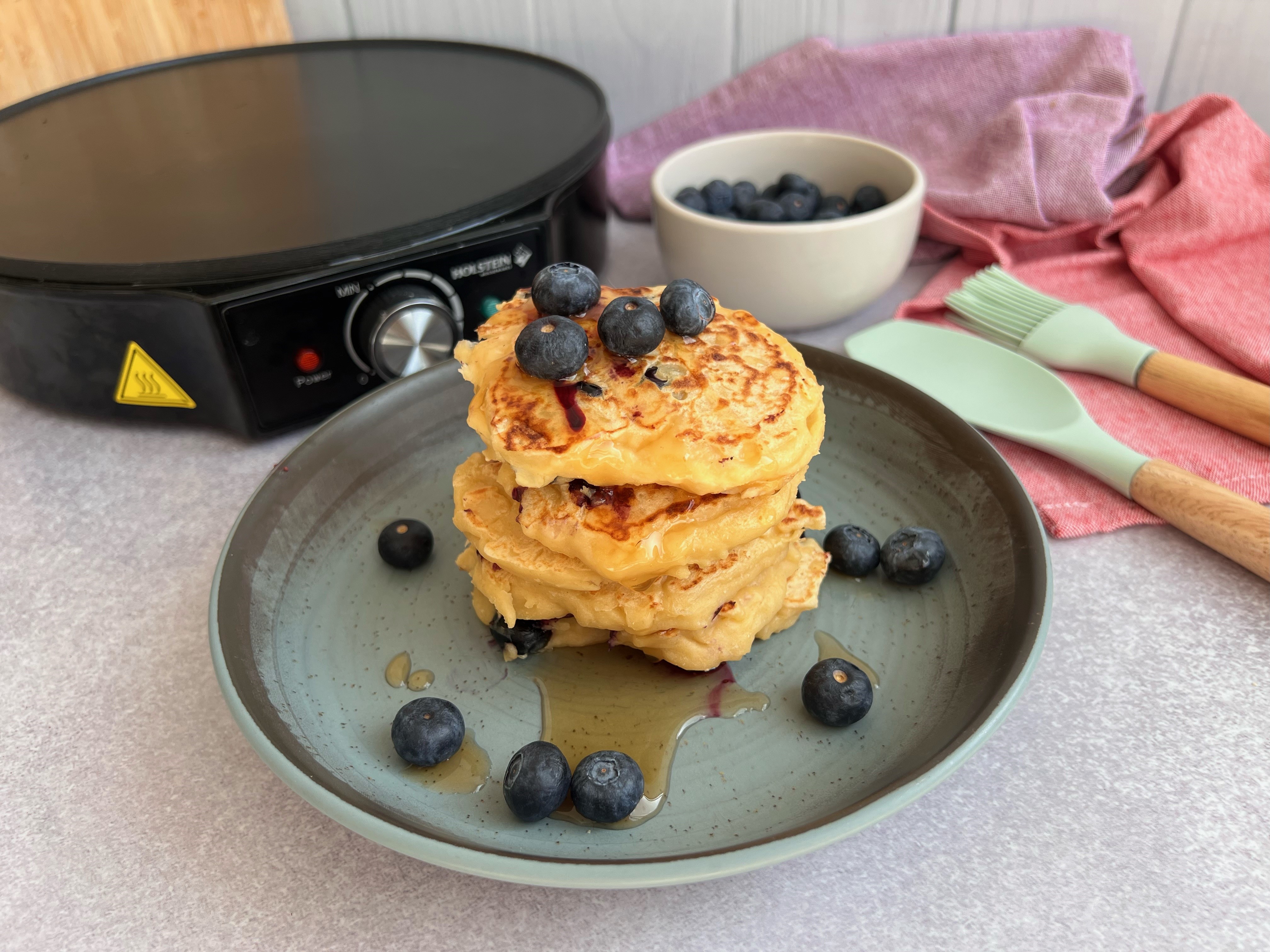 Paso a paso para hacer “pancakes” de yogur y arándanos