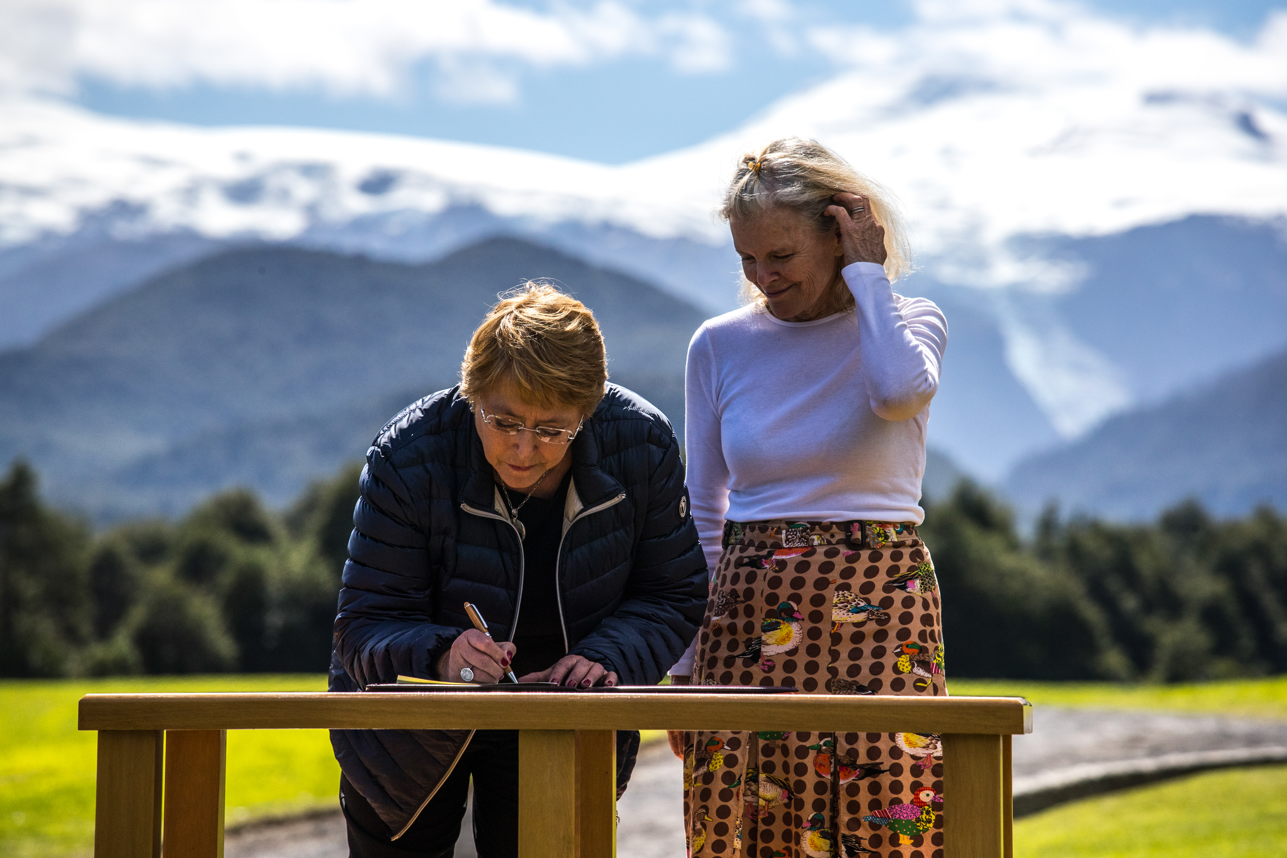 La expresidenta de Chile, Michelle Bachelet, y Kris Tompkins firman el Compromiso del Parque Nacional Histórico.