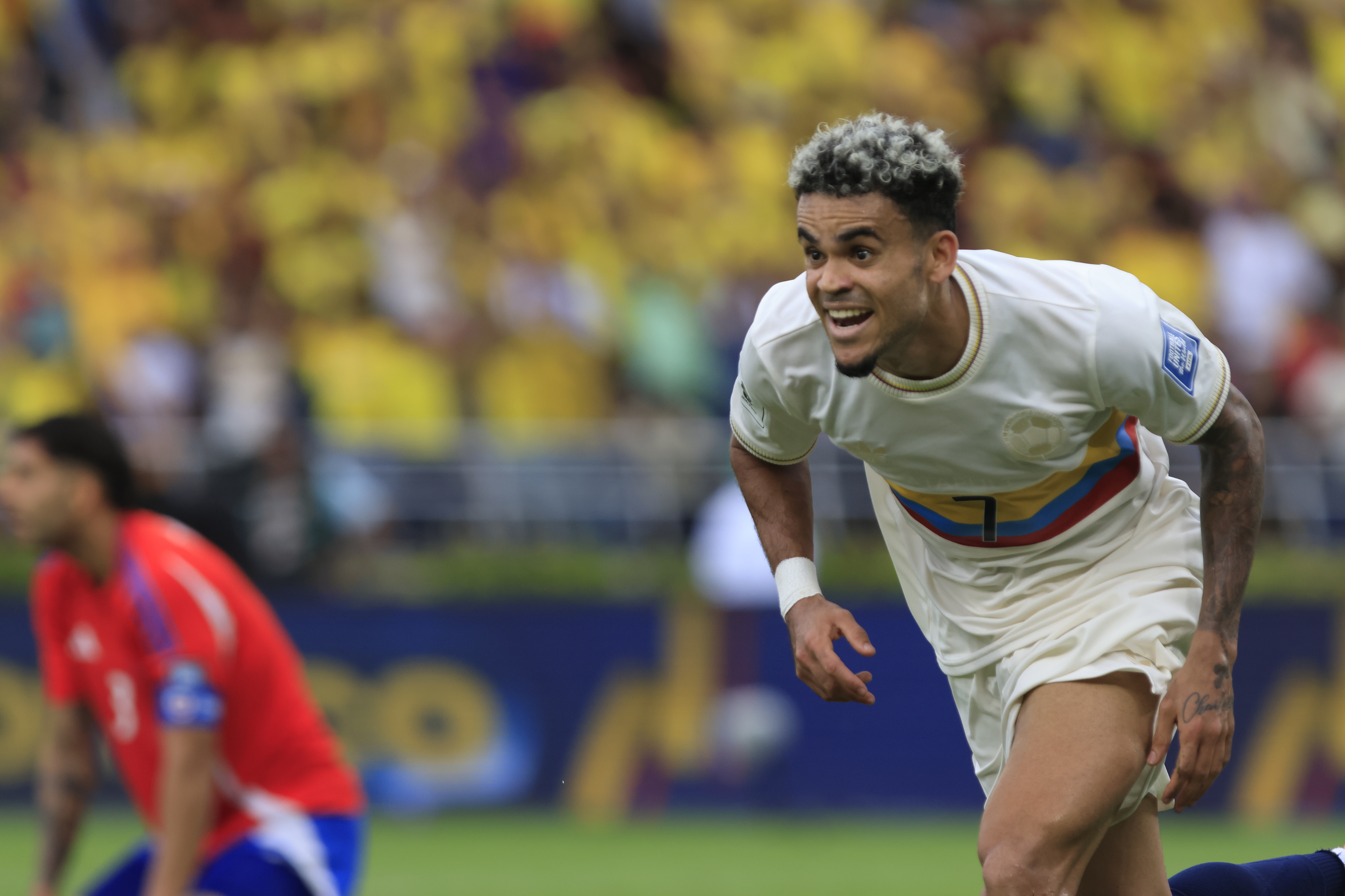 AMDEP8741. BARRANQUILLA (COLOMBIA), 15/10/2024.- Luis Díaz de Colombia celebra un gol ante Chile este martes, en un partido de las eliminatorias sudamericanas para el Mundial 2026, en el estadio Metropolitano en Barranquilla (Colombia). EFE/ Ricardo Maldonado Rozo