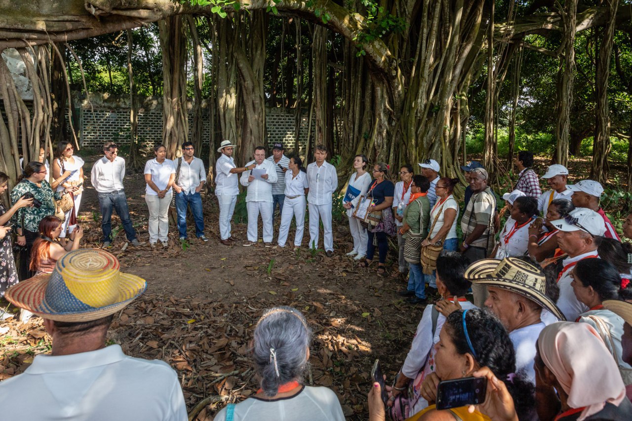 Tres fincas más en Sucre han sido mencionadas como sitios donde posiblemente hay cuerpos inhumados de personas desaparecidas.Sebastián Zuleta Ríos.Hasta ese punto llegaron los familiares, personas que nunca habían pisado esa tierra, donde quizás están sus seres queridosni habían estado ante la presencia de un sitio que fue testigo del dolor. En un medio círculo, las personas lloraron en silencio, intervino el magistrado Ramelli, un representante de los dueños de la finca, quienes se consideran también víctimas, y una representante de víctimas. La conmoción fue tan grande que una mujer se desplomó, para luego reponerse. Ese fue el inicio del duelo inconcluso que viven desde hace más de 10 años.