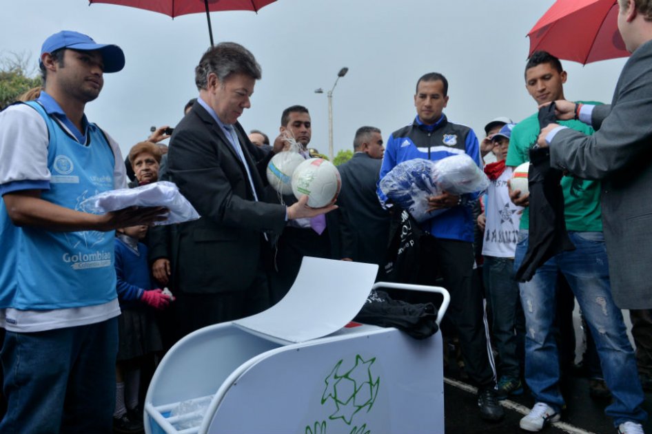 El Presidente Juan Manuel Santos hizo este jueves el saque de honor de la campaña de paz y fútbol El Golombiao, que llegó al sector capitalino de Suba. La iniciativa es impulsada por el programa presidencial Colombia Joven y Unicef.