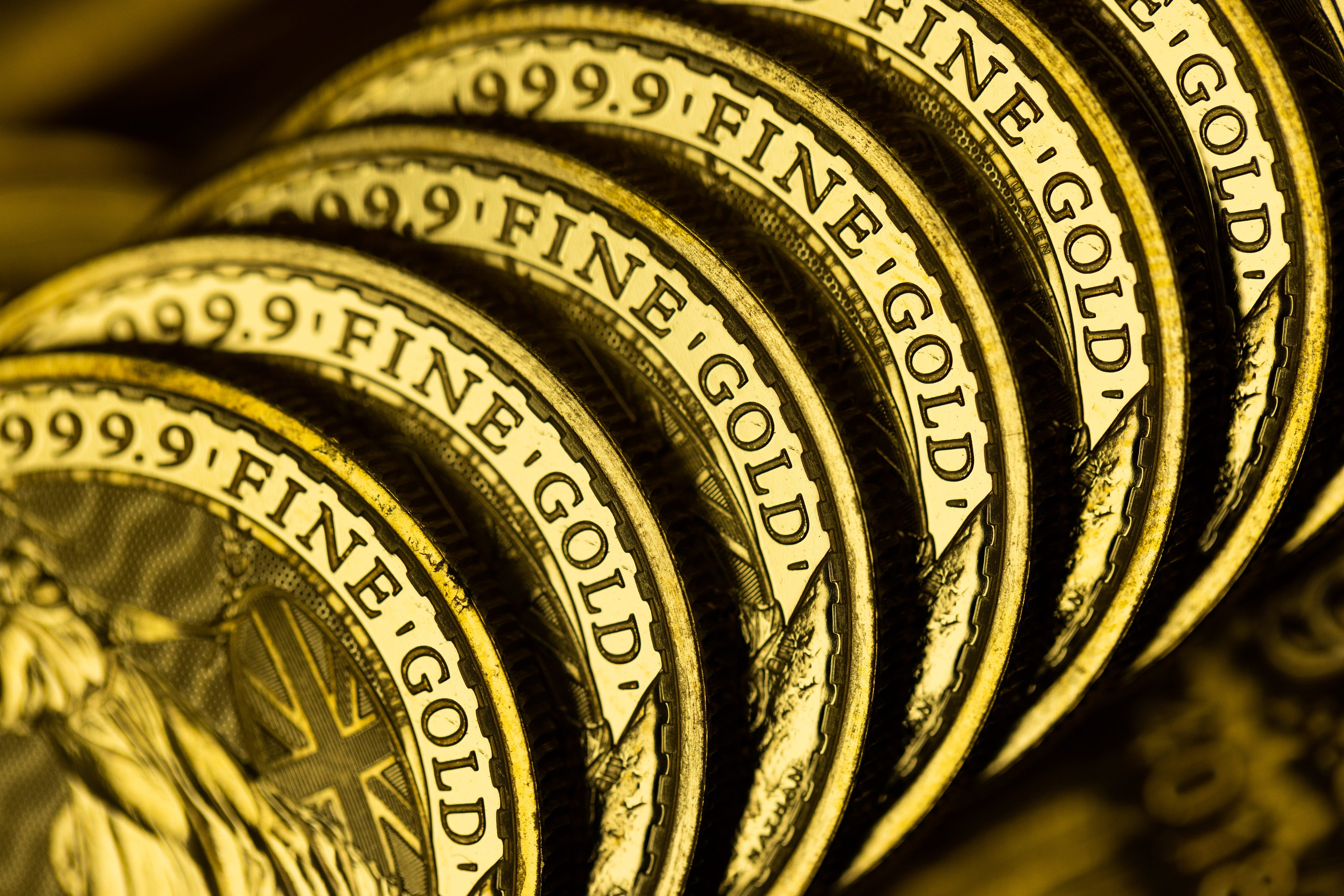 Precio del oro y la plata se desploman previo al fin de año: ¿por qué?