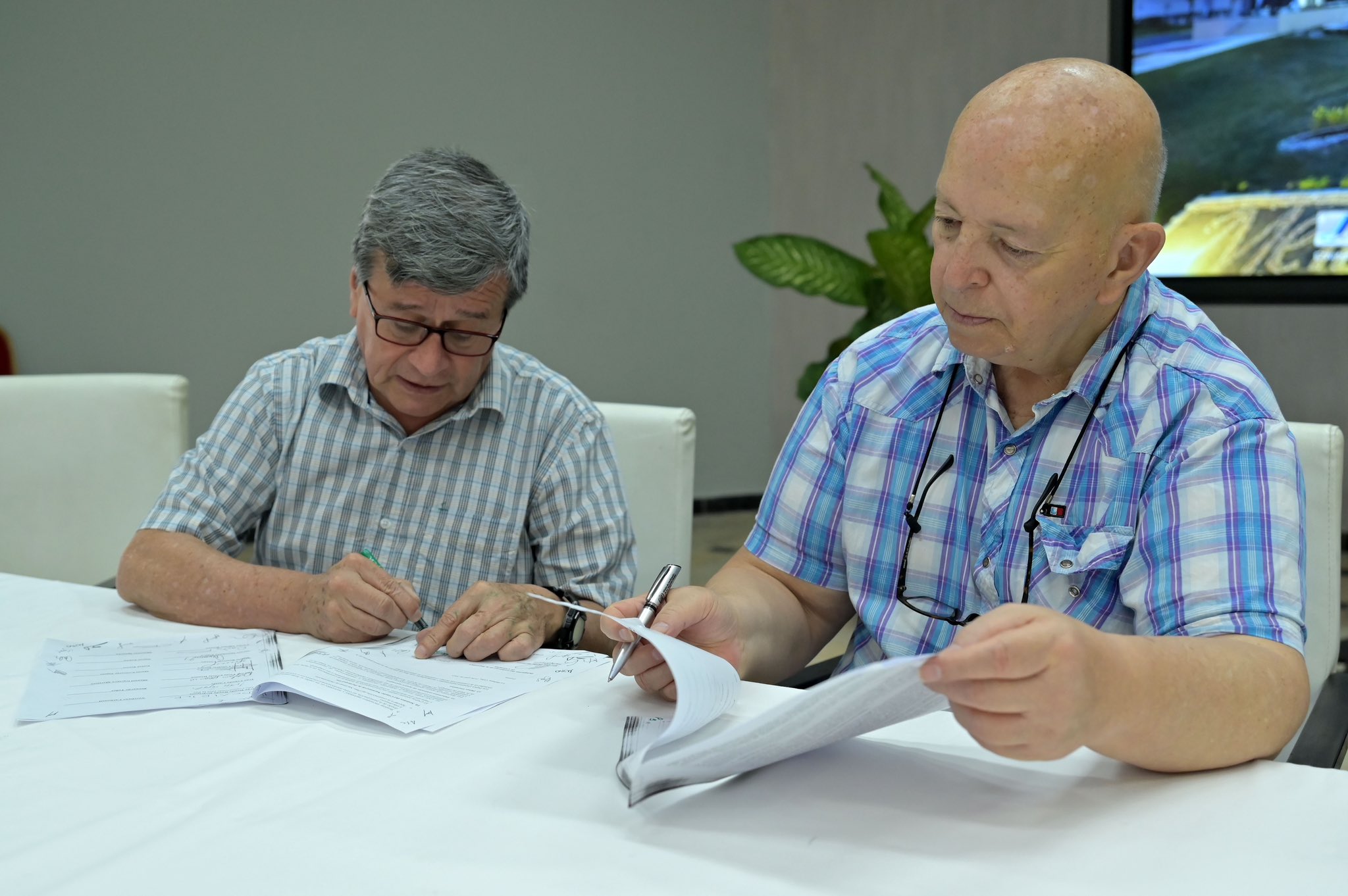 Desde La Habana (Cuba), Pablo Beltrán delegado del ELN junto a Otty Patiño, líder del equipo negociador del gobierno firmando los protocolos de cese al fuego y participación de la sociedad civil.