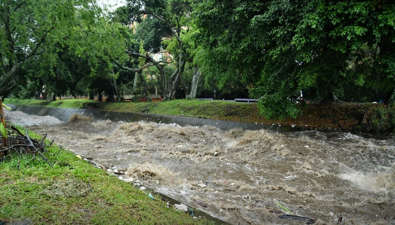 Fuertes lluvias generaron  inundaciones y represamientos viales en Cali