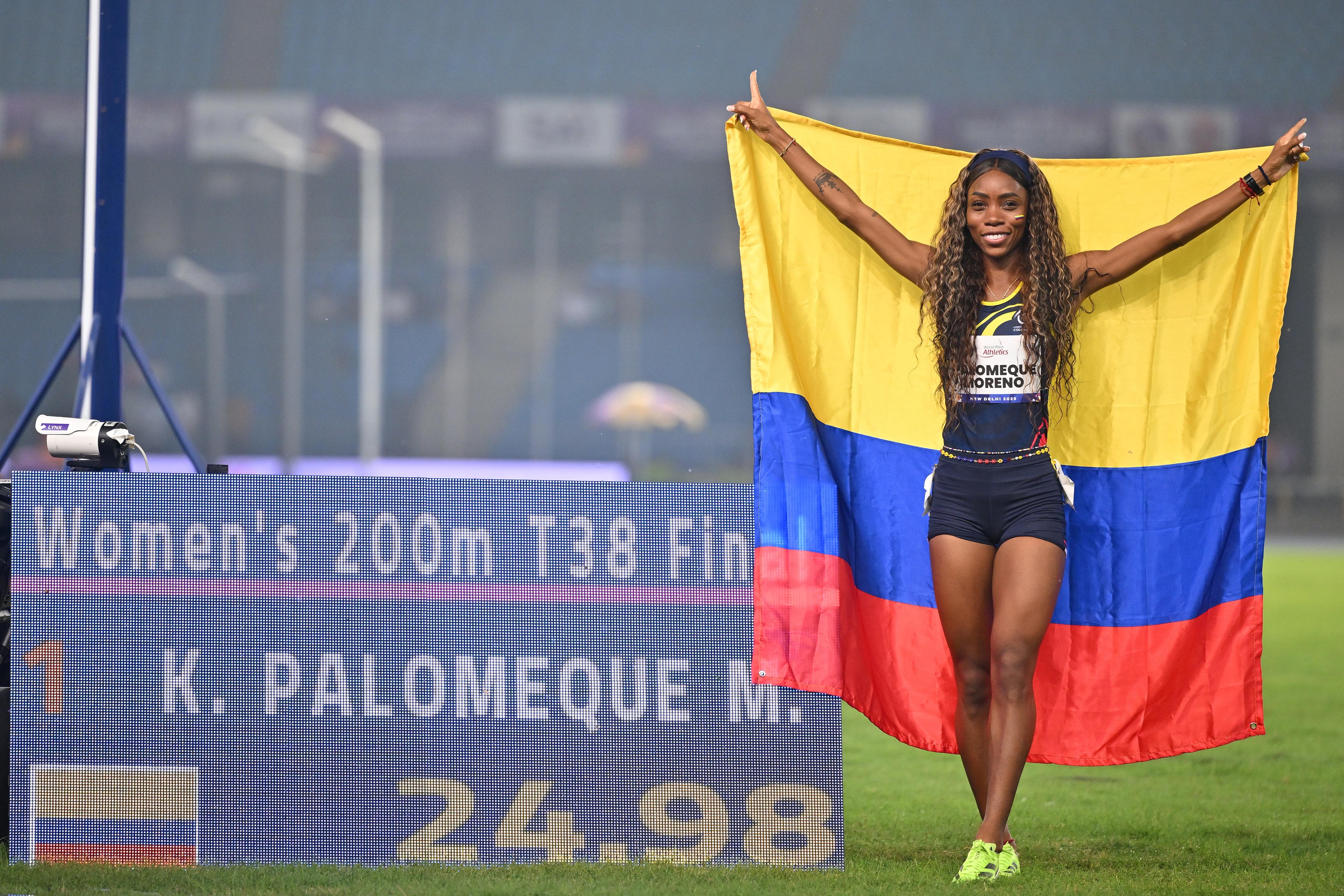 Karen Palomeque, celebrando su oro y su récord del mundo.