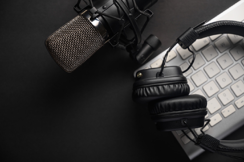Empieza a emitir primer programa de radio en Polonia presentado por IA