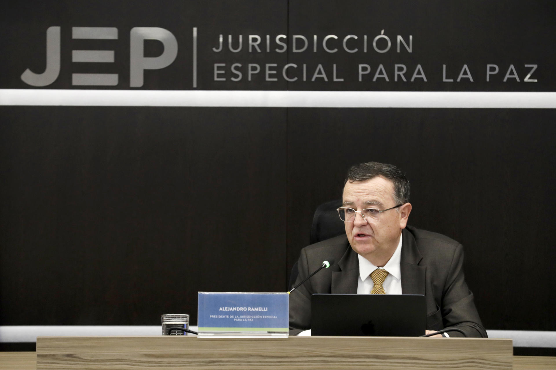 AME6462. BOGOTÁ (COLOMBIA), 09/10/2025.- El presidente de la Jurisdicción Especial para la Paz (JEP), Alejandro Ramelli, habla en una rueda de prensa este jueves, en Bogotá (Colombia). La Jurisdicción Especial para la Paz (JEP), el tribunal creado en 2016 por el acuerdo de paz entre el Estado colombiano y la extinta guerrilla de las FARC, dio este jueves el paso previo a dictar su sentencia contra 20 exmilitares y dos civiles que reconocieron su responsabilidad en 318 casos de los llamados 'falsos positivos' en el conflicto armado. EFE/ Carlos Ortega

