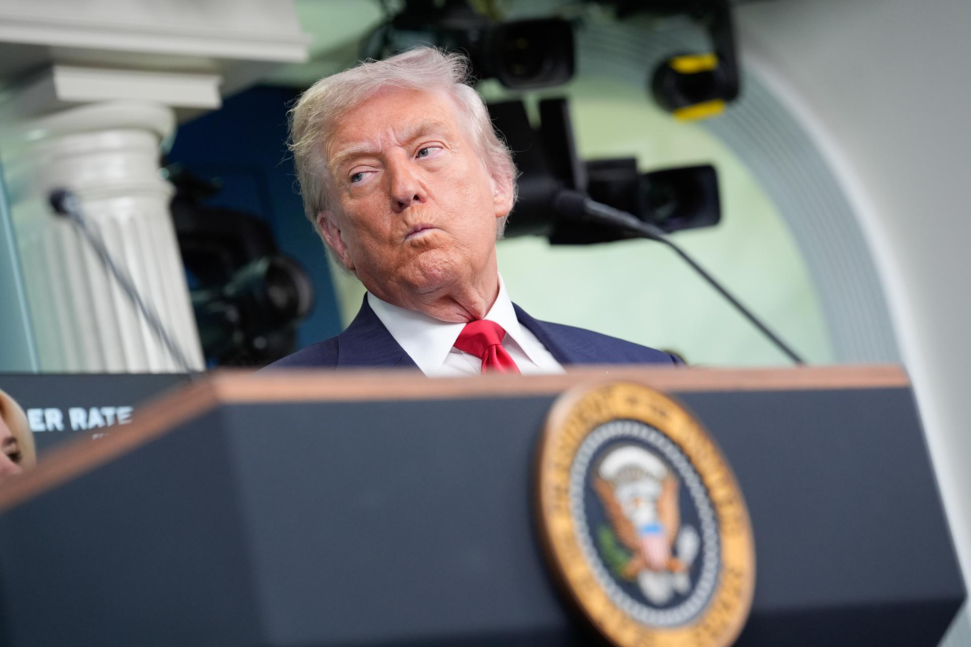 Washington (United States), 11/08/2025.- US President Donald Trump addresses the media in the James S. Brady Press Briefing Room of the White House, in Washington, DC, USA, 11 August 2025. President Trump is due to announce the deployment of the National Guard in Washington DC as part of a crime reduction strategy. EFE/EPA/YURI GRIPAS / POOL