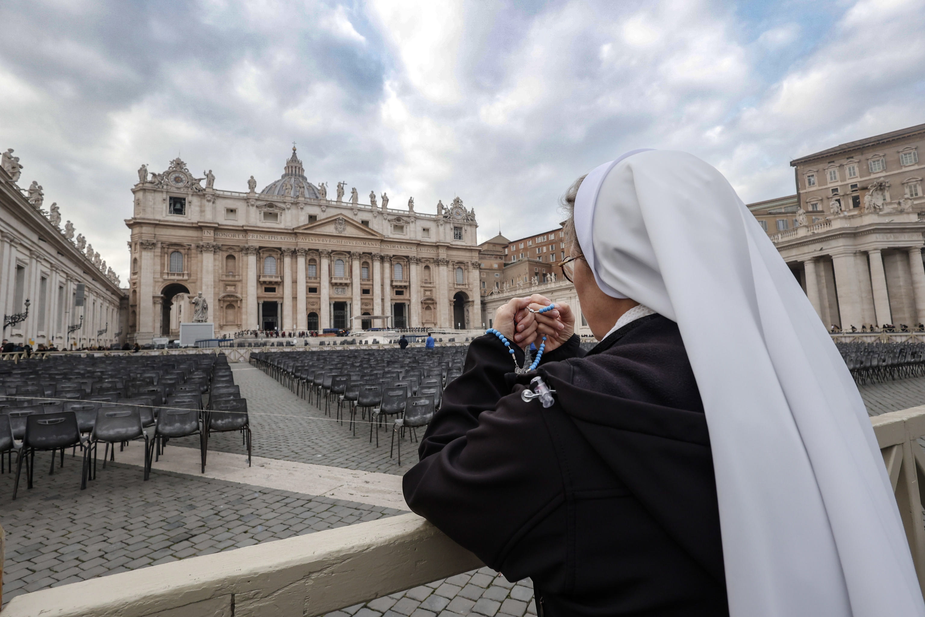 Vatican City (Vatican City State (holy See)), 31/12/2022.- A nun prays in Saint Peter'Äôs Square to pay the last tribute to Pope emeritus Benedict XVI, Vatican City, 02 January 2023. (Papa) EFE/EPA/GIUSEPPE LAMI