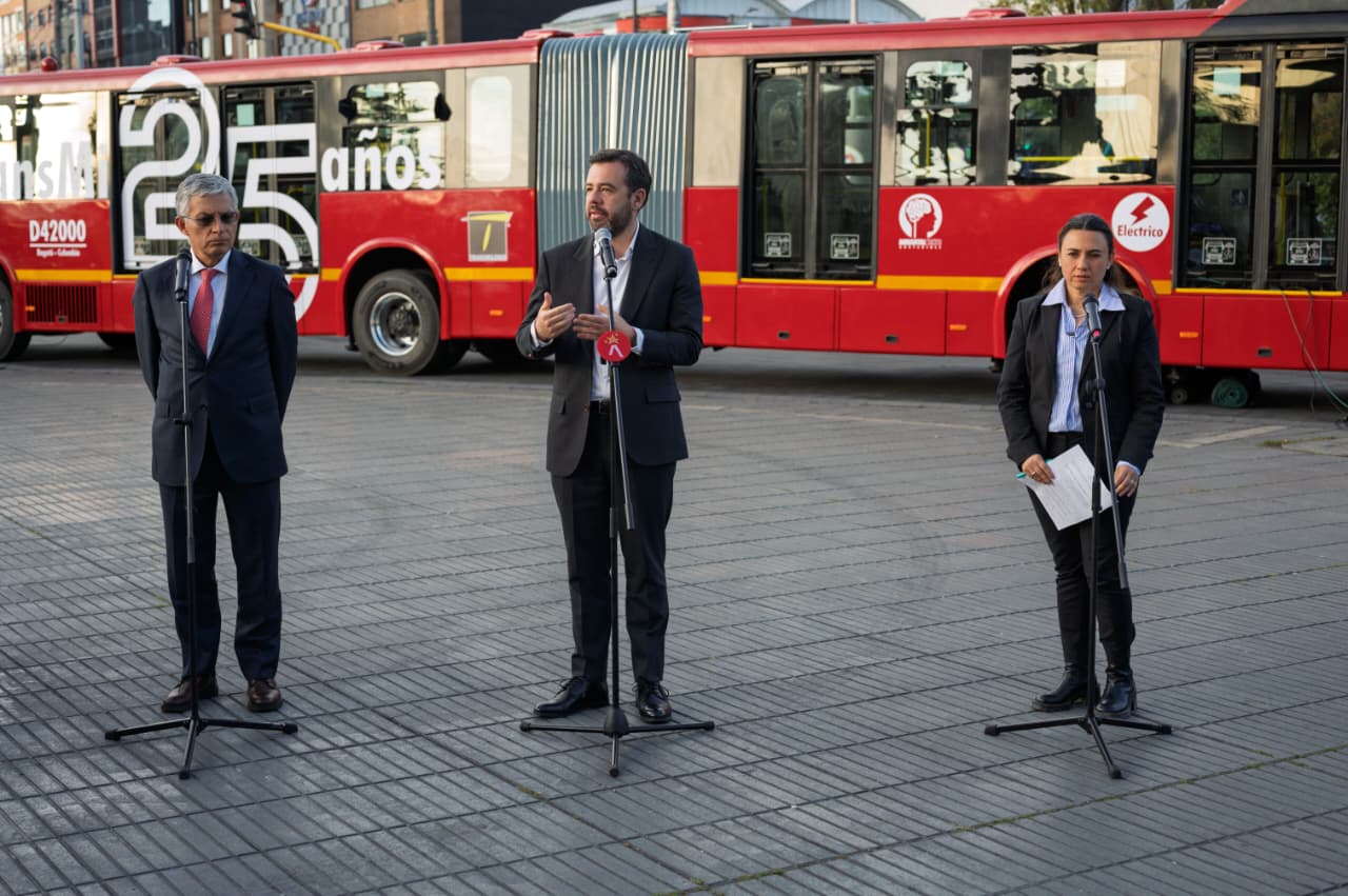 Histórico acuerdo para financiar Metro y buses eléctricos de TransMilenio