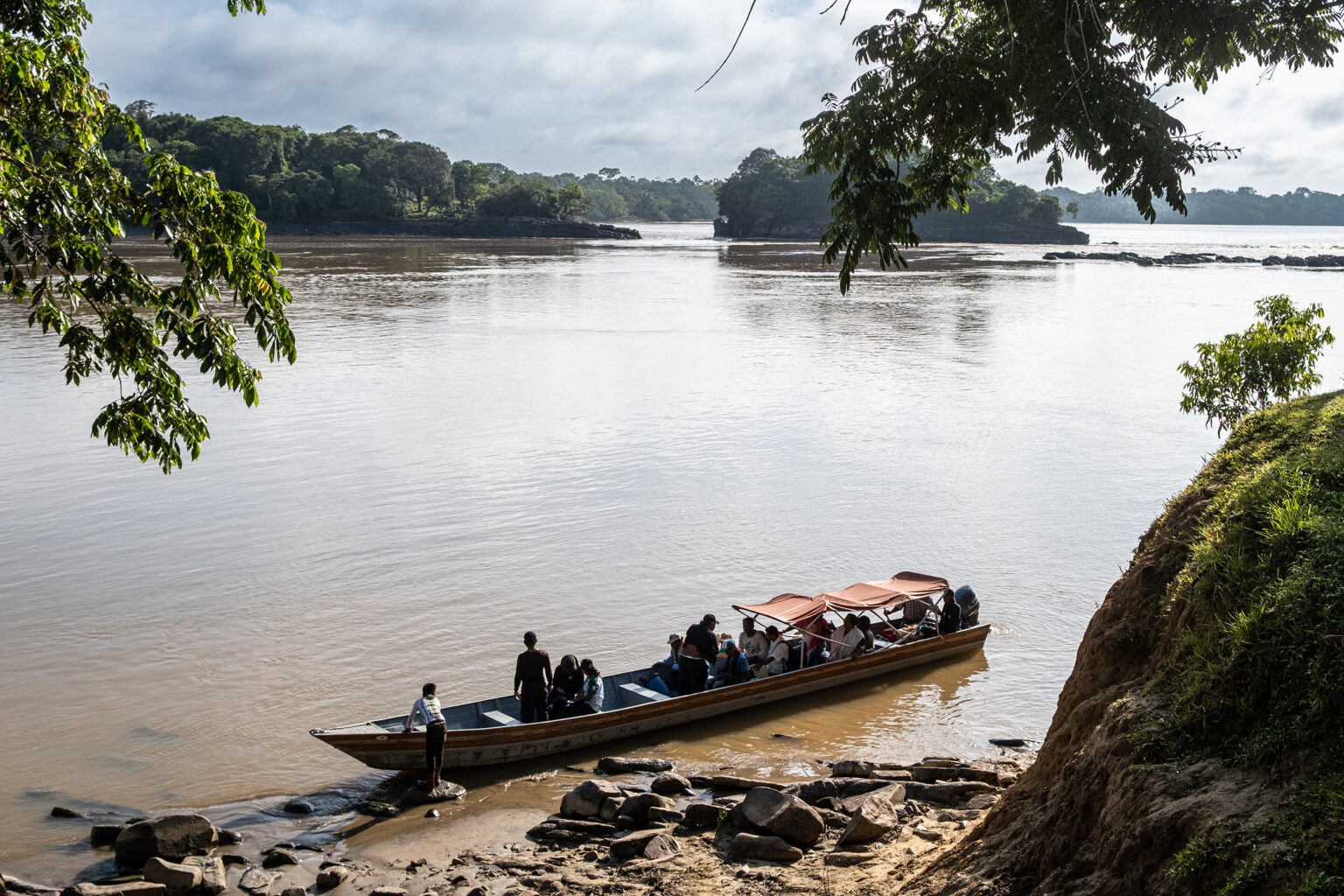 El río Caquetá es el medio de transporte obligado para las comunidades ubicadas en el oriente del Amazonas colombiano.