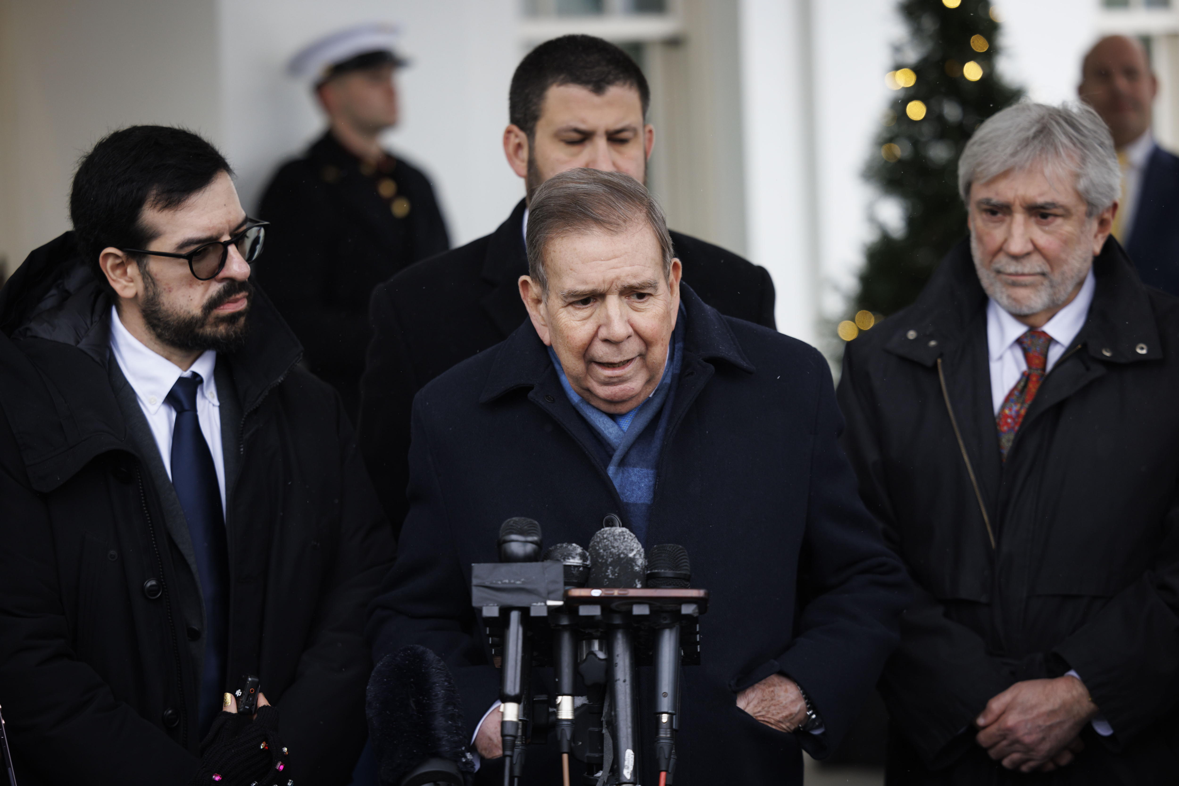 Washington (United States), 06/01/2025.- Venezuelan opposition leader Edmundo Gonzalez Urrutia (C) speaks to members of the media outside the White House in Washington, DC, USA, 06 January 2025. Gonzalez's meeting with US President Biden follows a tour of multiple Latin American countries as he seeks support ahead of the inauguration of Venezuela's incumbent President and president-elect Nicolas Maduro on 10 January. EFE/EPA/TING SHEN / POOL