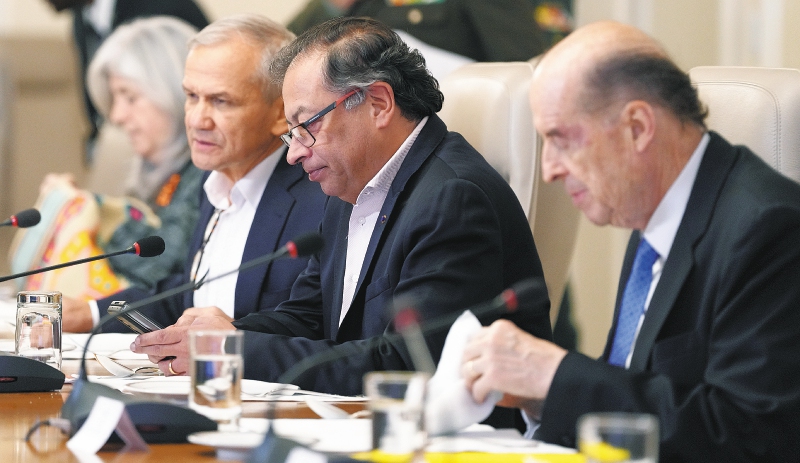Petro solicitó investigar mensajes de WhatsApp en los que pedirían su muerte