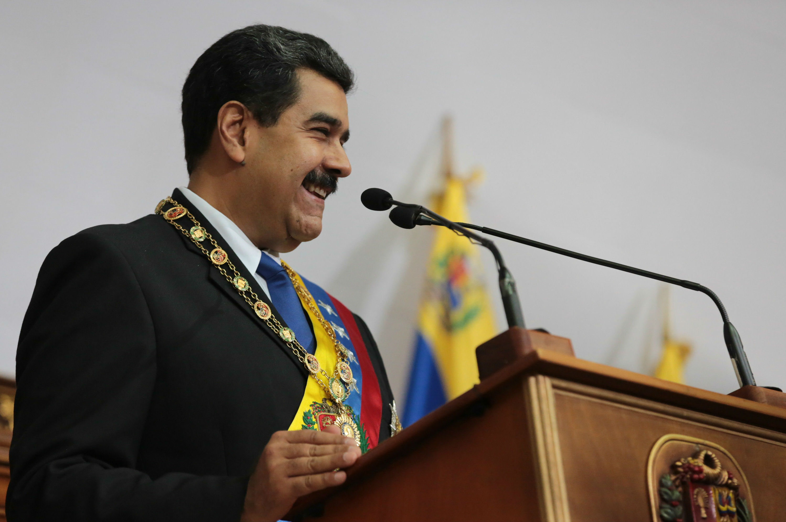 Maduro planea crear un «nuevo sistema de pago» que le compita al dólar