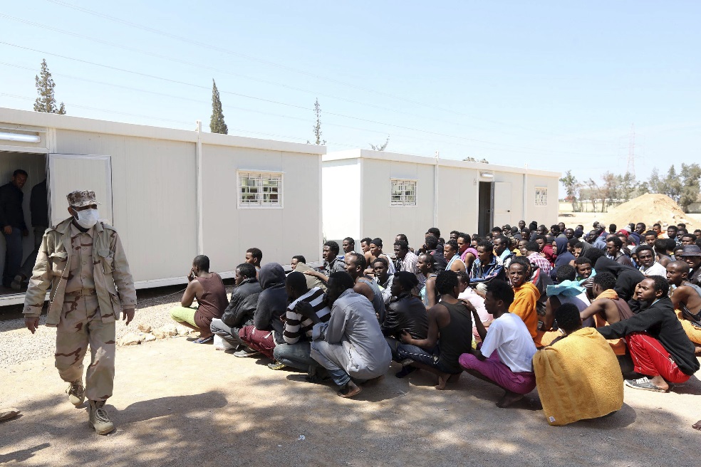 Un grupo de migrantes africanos esperan en la ciudad libia de Misrata, luego de que la barcaza en la que viajaban a Italia colapsara. /EFE