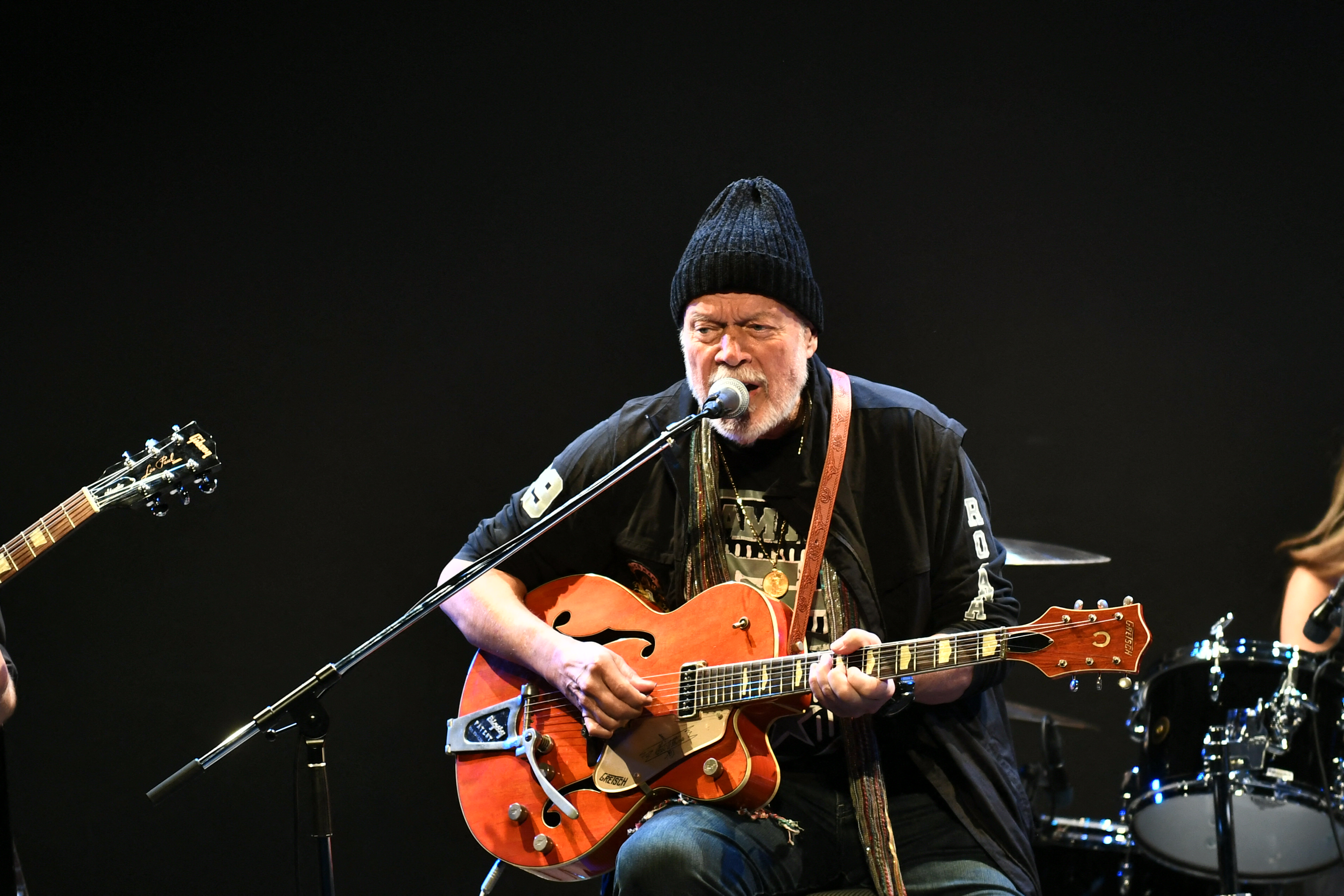Guitarrista de The Guess Who recuperó guitarra que le robaron hace 46 años