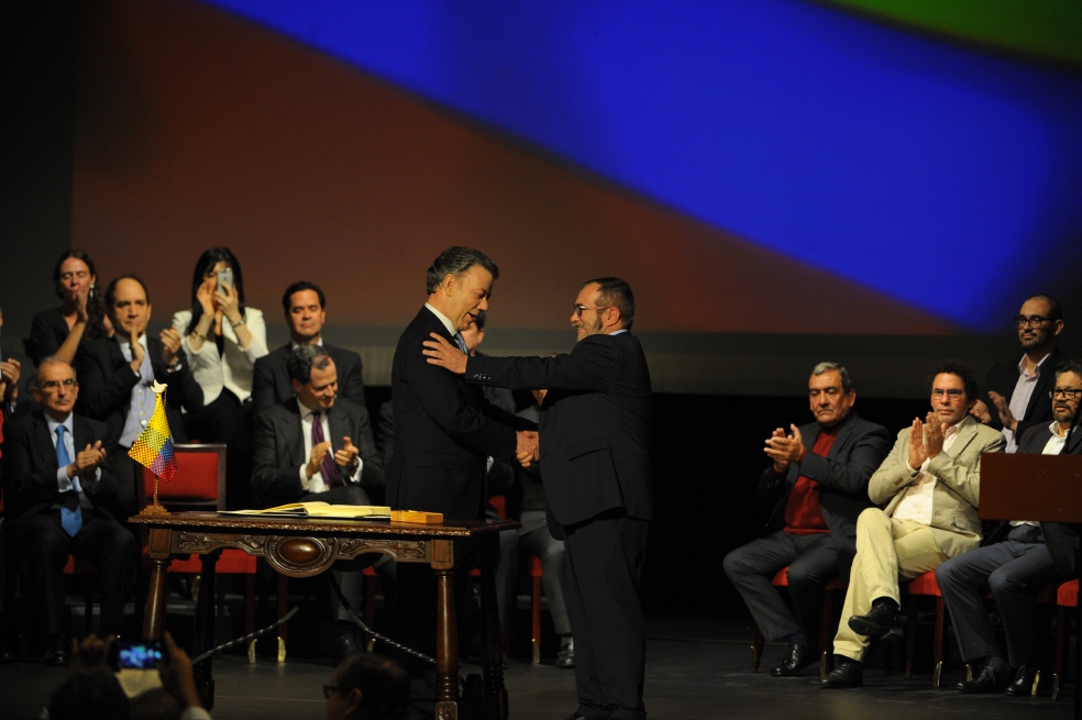 En el Teatro Colón, en el centro de Bogotá, se firmó el Acuerdo Final. En la fotografía el expresidente Juan Manuel Santos y Rodrigo Londoño, conocido como "Timoleón Jiménez" o "Timochenko". Foto: Cristian Garavito. 