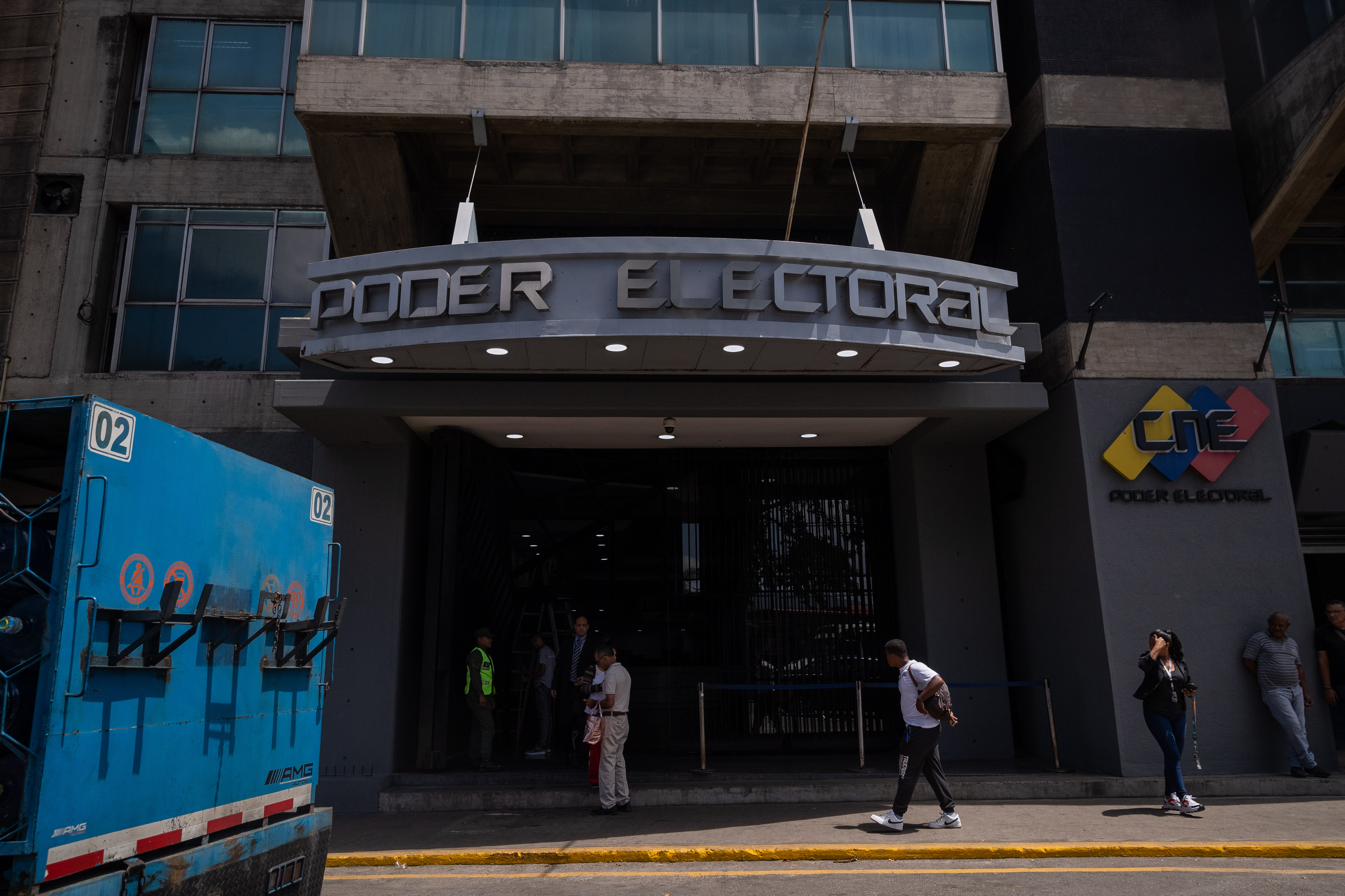 AME9819. CARACAS (VENEZUELA), 18/03/2024.- Fotografía de una sede del Consejo Nacional Electoral (CNE) este lunes, en Caracas (Venezuela). El Consejo Nacional Electoral (CNE) de Venezuela comenzó este lunes la jornada de inscripción y actualización de datos de votantes, en unos 300 puntos en todo el país, de cara a las elecciones presidenciales del próximo 28 de julio. Los jóvenes con 18 años cumplidos, y todos los que deseen actualizar sus datos por cambio de residencia, podrán acudir a una de estas sedes desde este lunes hasta el próximo 16 de abril, dentro y fuera del país. EFE/ Rayner Peña R.