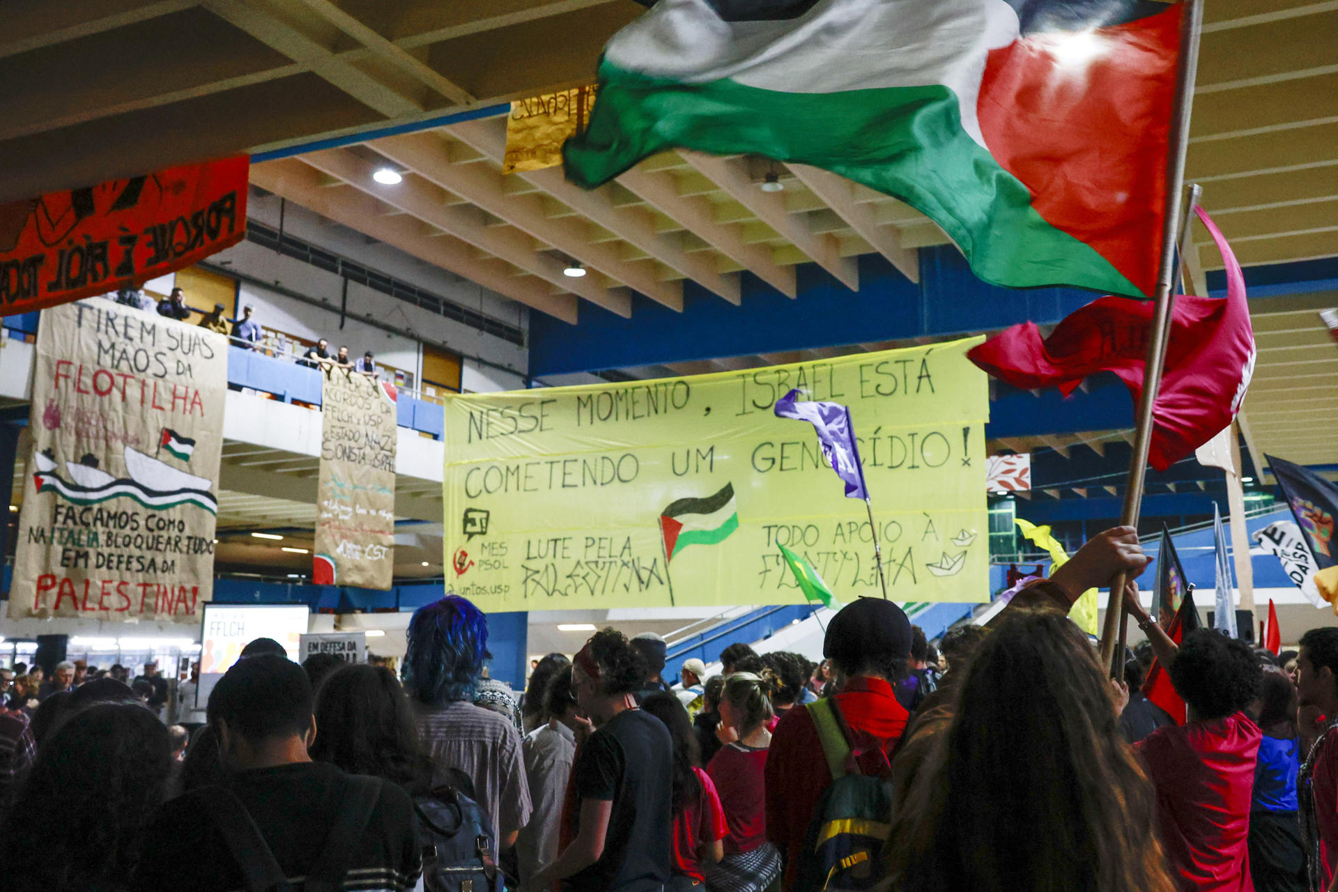 AME4500. SAO PAULO (BRASIL), 02/10/2025.- Personas participan en un acto por la liberación de la Flotilla Global Sumud, que se dirigía a Gaza con ayuda humanitaria, este jueves en la Universidad de São Paulo (Brasil). Un grupo de estudiantes brasileños se manifestó para apoyar a los activistas de la Flotilla Global Sumud detenidos por Israel y pedir al presidente de Brasil, Luiz Inácio Lula da Silva, que rompa relaciones con el Estado judío. EFE/ Sebastião Moreira