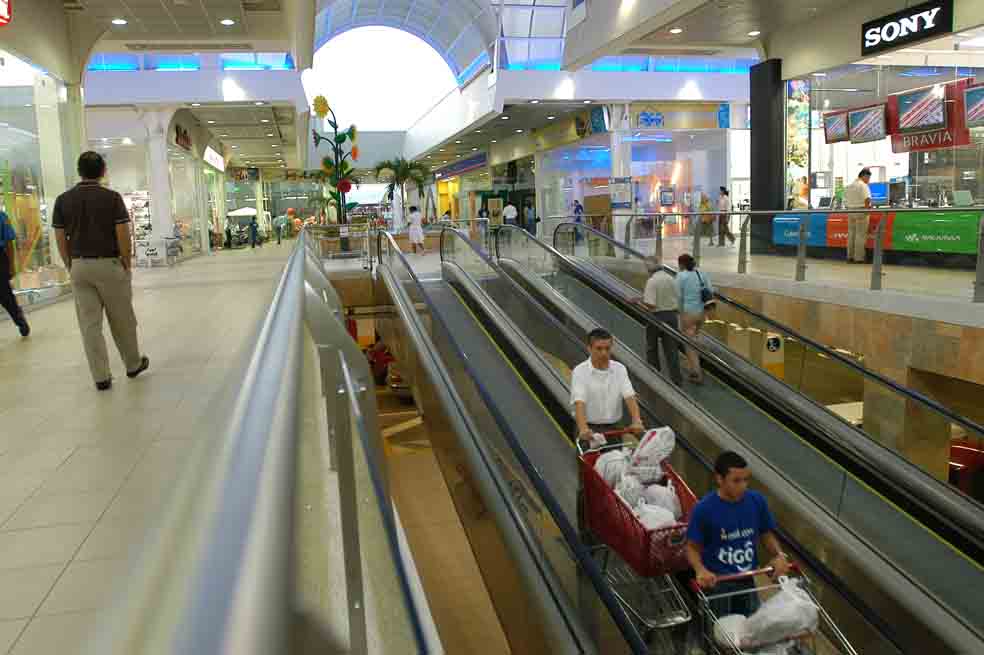 Dinamismo en construcción de centros comerciales