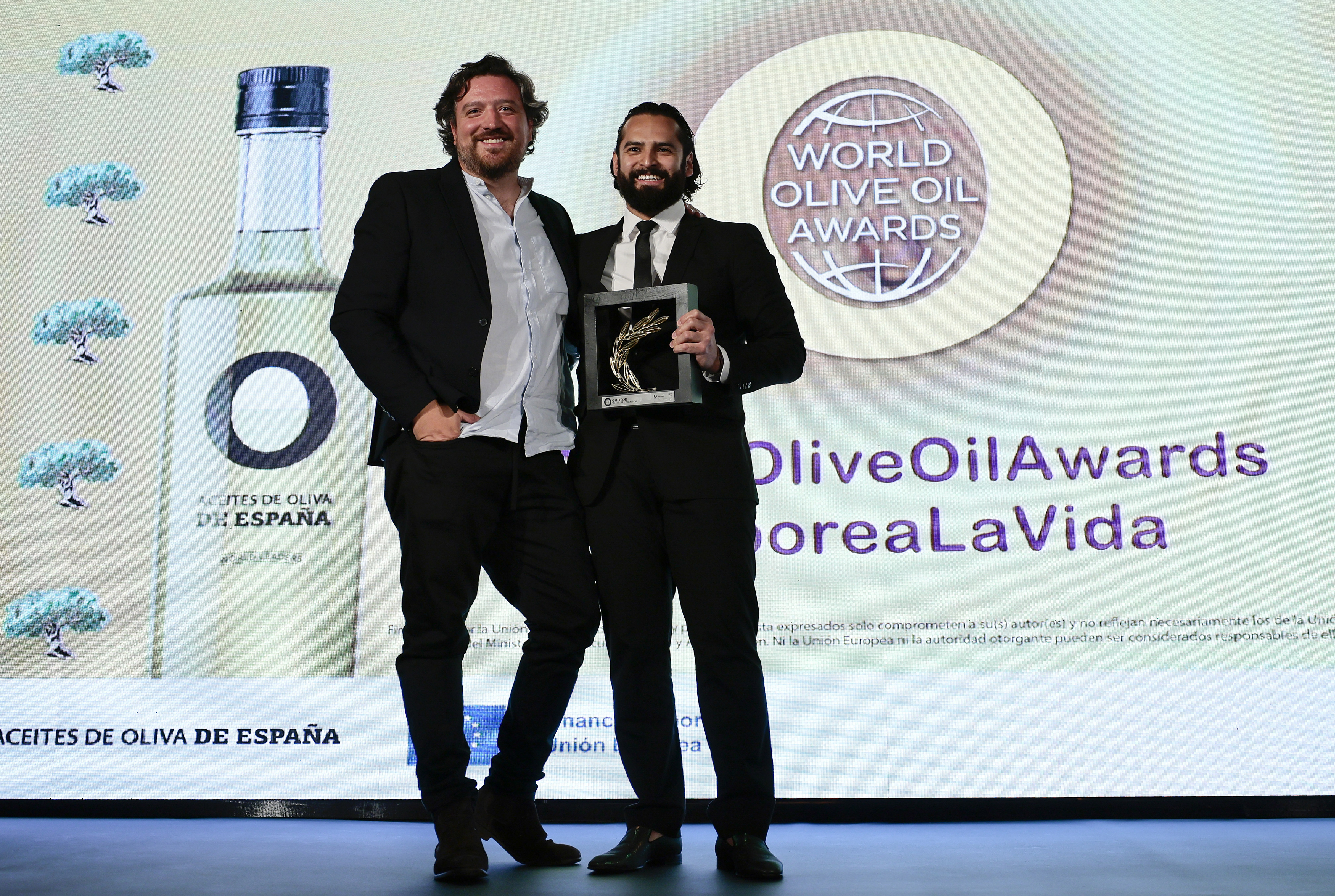 CIUDAD DE MÉXICO (MÉXICO), 22/02/2024.- El chef Isaac Herrera (d) recibe de manos del chef embajador de los Aceites de Oliva Europeos, César de la Parra (i), el premio del World Olive Oil Awards por 'Mejor Chef Rising Star' el 21 de febrero de 2024 en Ciudad de México (México). La gastronomía mexicana que utiliza el aceite de oliva, así como el periodismo y los creadores de contenido en este ámbito, fueron protagonistas de los World Olive Oil Awards 'Saborea la Vida', cuya ceremonia se celebró este miércoles en la capital mexicana. EFE/José Méndez