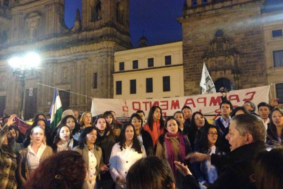 Unos 100 cantantes apoyaron con su voz el campamento por la paz