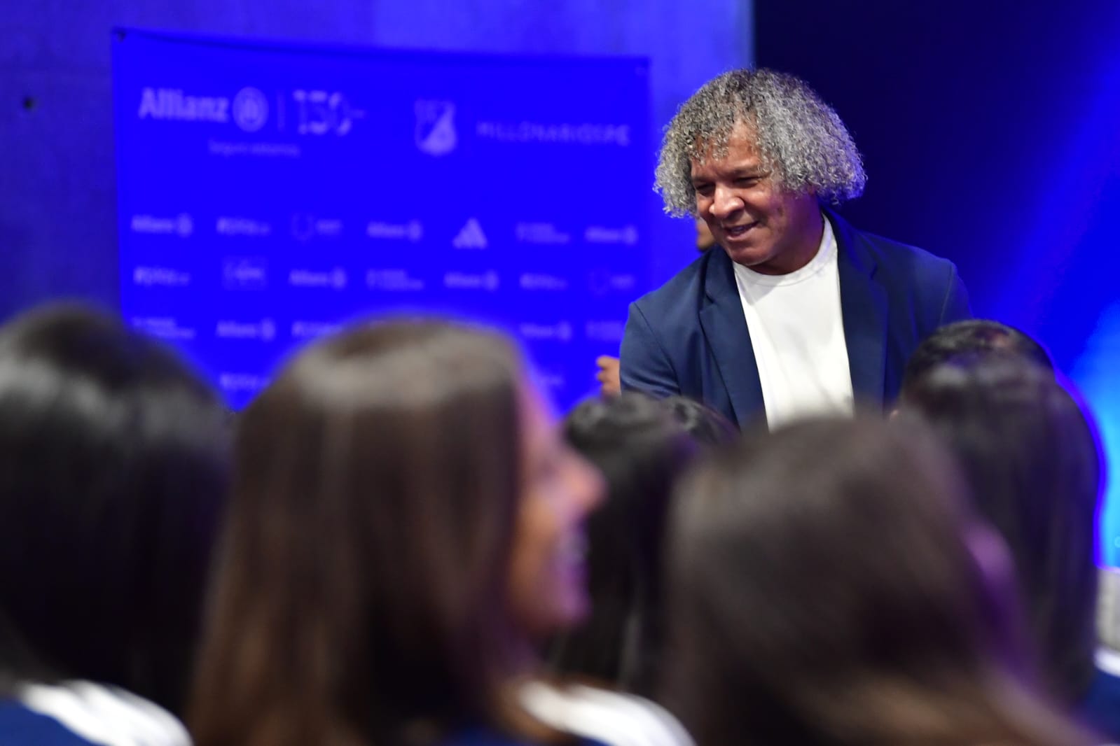 Alberto Gamero, técnico de Millonarios, acompañó la presentación del equipo femenino y conversó con la entrenadora Angie Vega, quien en su etapa como futbolista también fue lateral izquierda al igual que él.