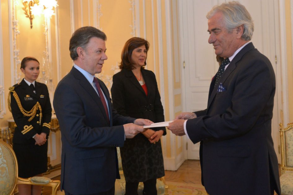 El Presidente Juan Manuel Santos recibió en la tarde de este lunes las cartas credenciales del nuevo Embajador de España en Colombia, Ramón Gandarias Alonso de Celis, en ceremonia efectuad en la Casa de Nariño. El diplomático fue Cónsul Adjunto en Nueva York, Cónsul General en Génova (Italia), Directivo de la Casa de América y Embajador en Guatemala.