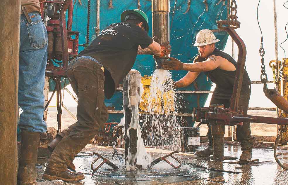 Saudi Arabian Oil Co. y Abu Dhabi National Oil Co. quieren beneficiarse con la caída. /Bloomberg
