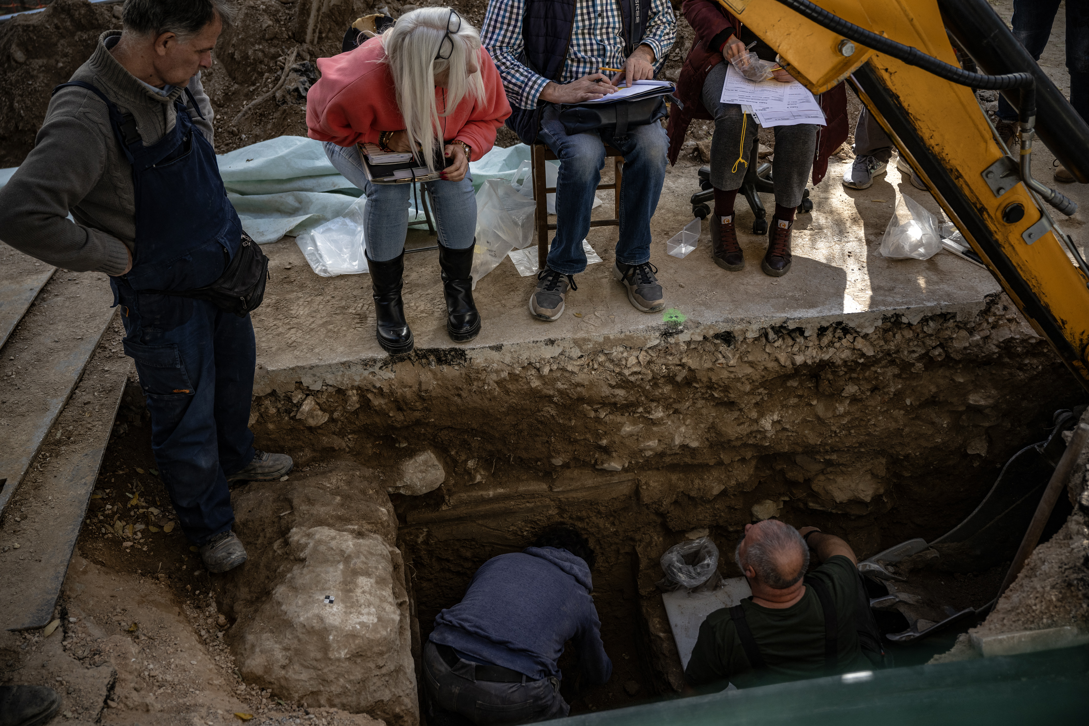 Descubren en Grecia una estatua y objetos antiguos durante trabajos en la calle
