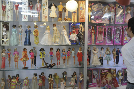 Exponen en México 1400 Barbies