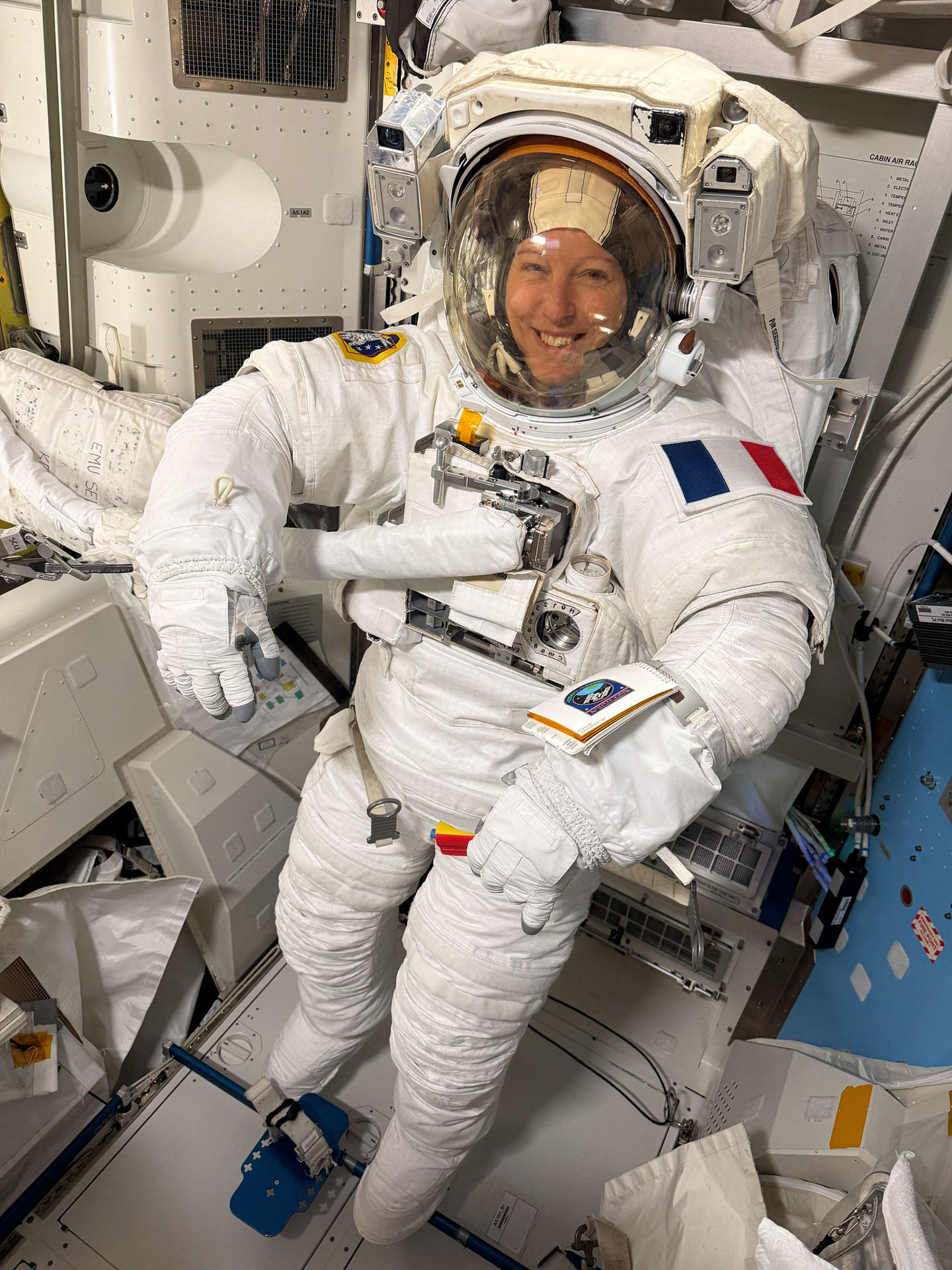 Sophie Adenot hace historia como la primera francesa en realizar una caminata espacial