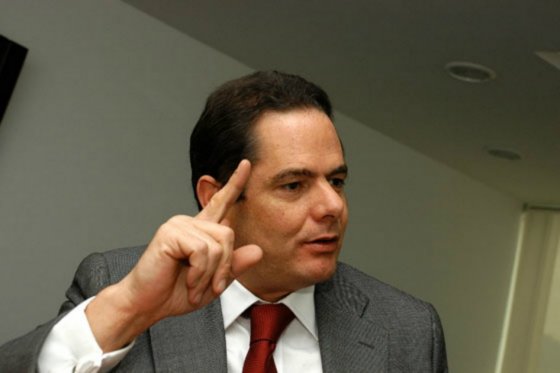 Quien no desee pasar por el polígrafo se marginará de la contratación: Vargas Lleras