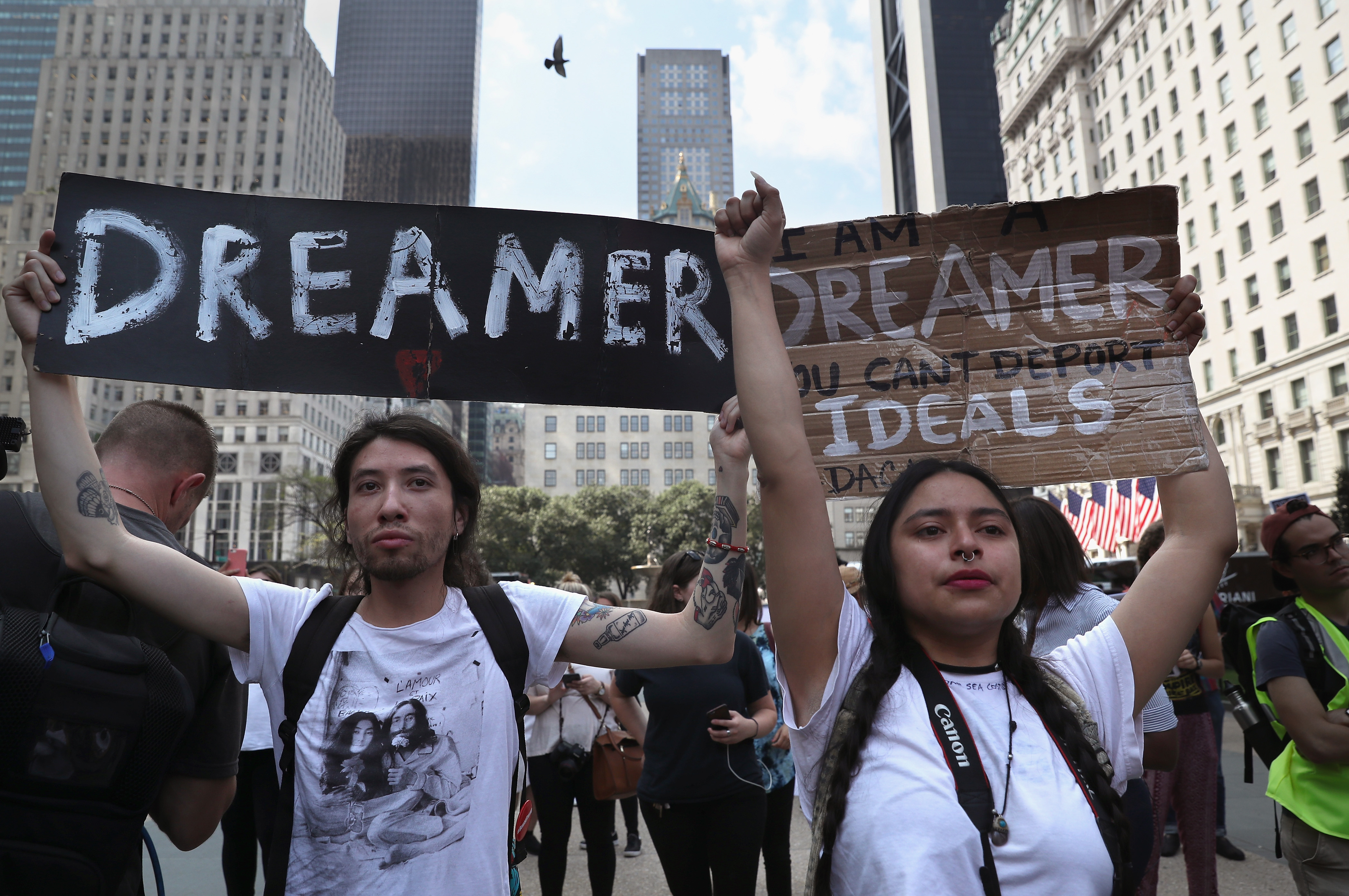 Universidades de EE.UU., contra cancelación de amparo migratorio a jóvenes