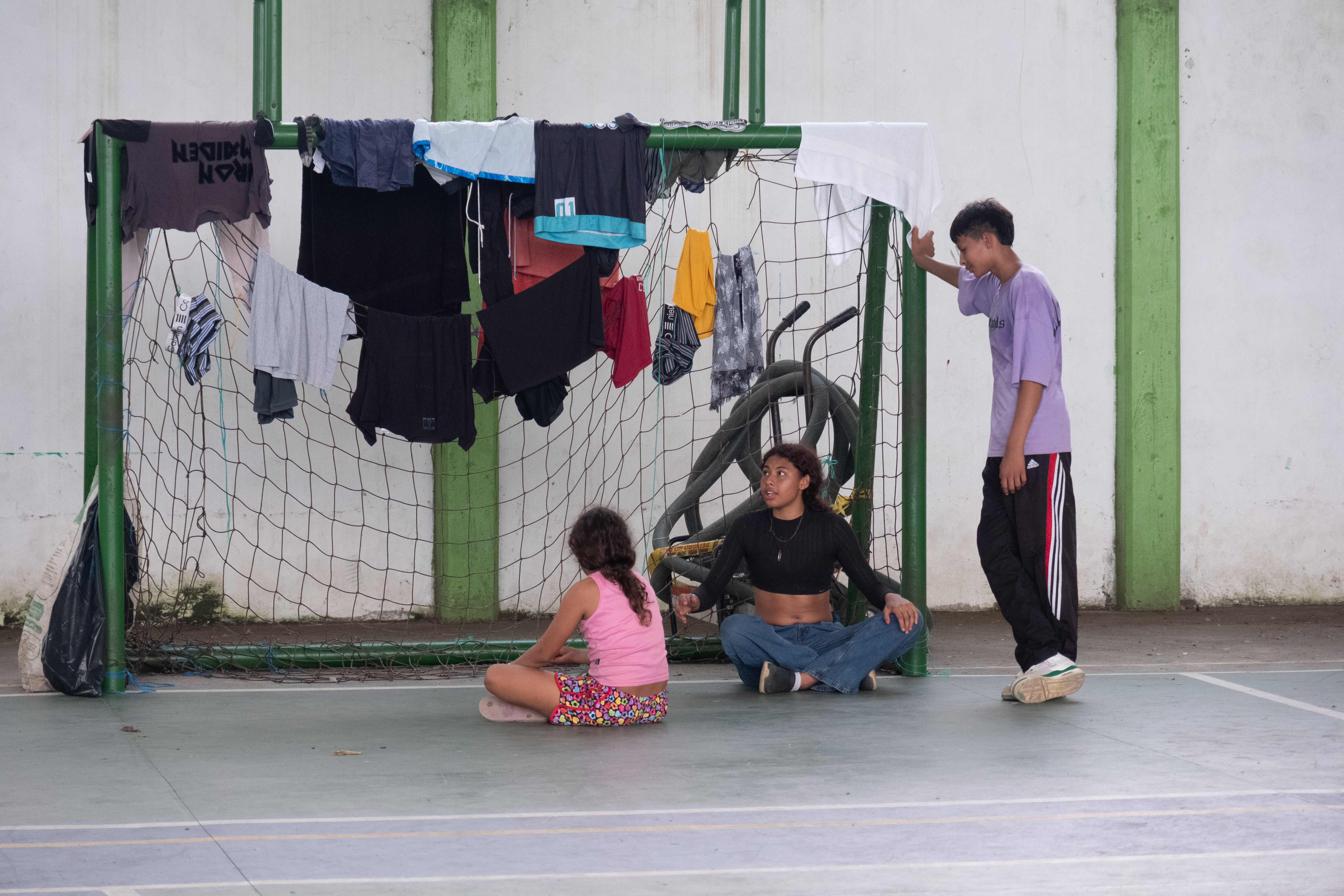 Sin embargo, denuncian que el lugar en el que están no tiene la suficiente capacidad para abastecer agua a las 90 personas que salieron desplazadas.