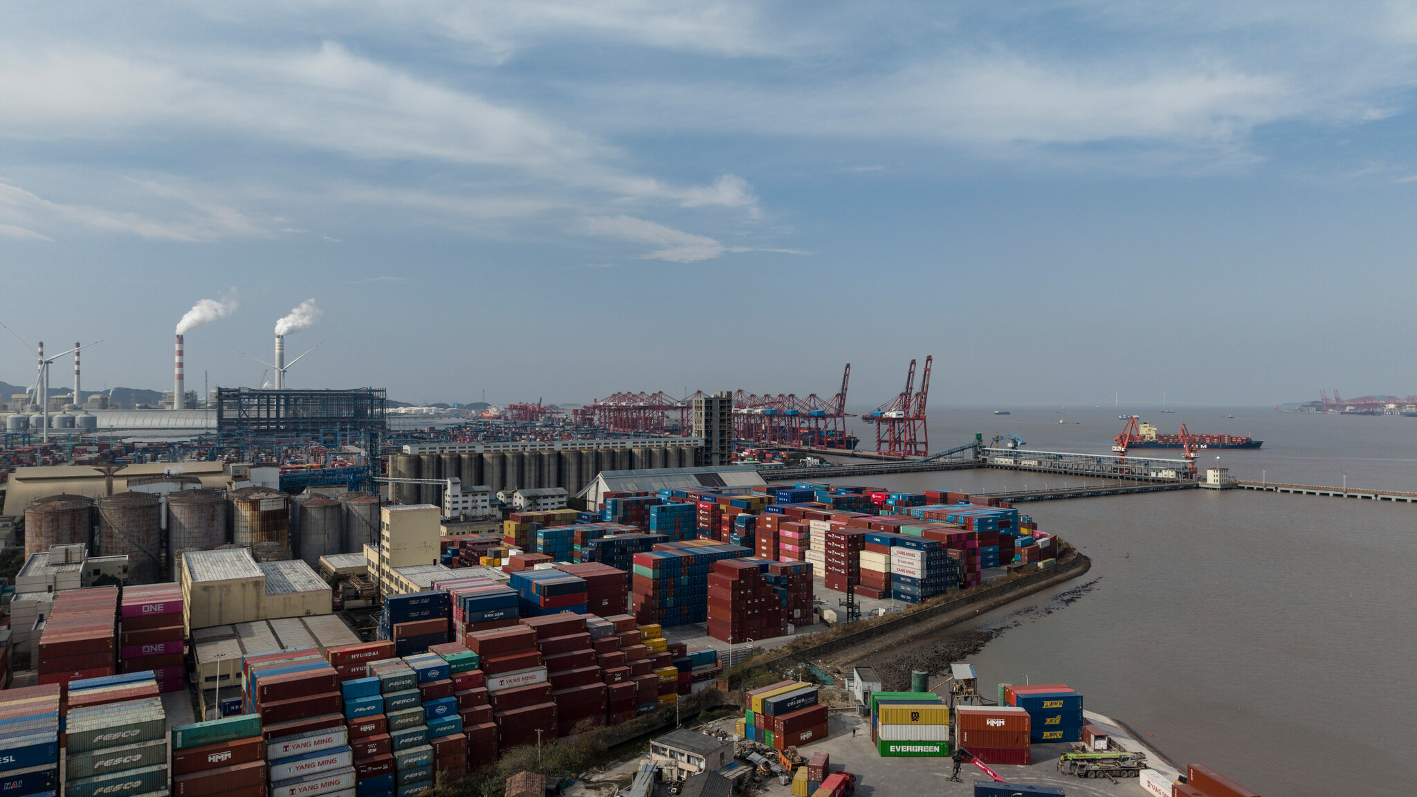 El puerto de Beilun en China. Medio Oriente adquirió aún más importancia para China tras la escalada de la rivalidad comercial de China con Estados Unidos.