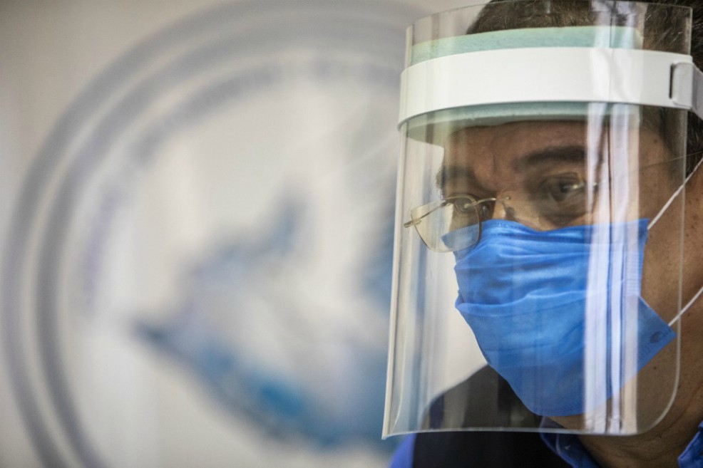 Científicos piden a la OMS reconocer transmisión por vía aérea del coronavirus