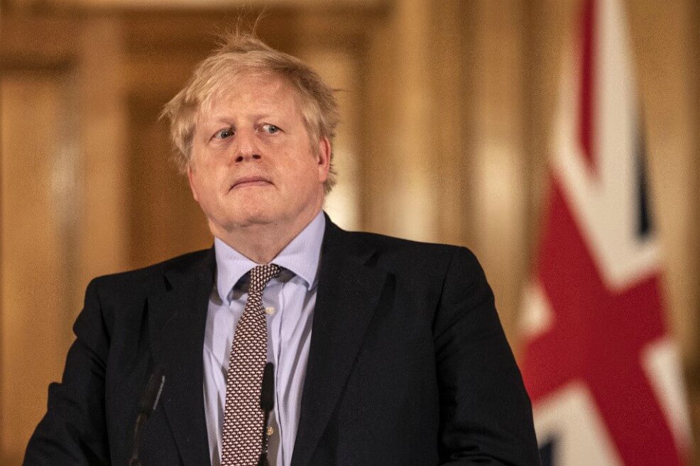Británicos cambian de táctica contra el coronavirus