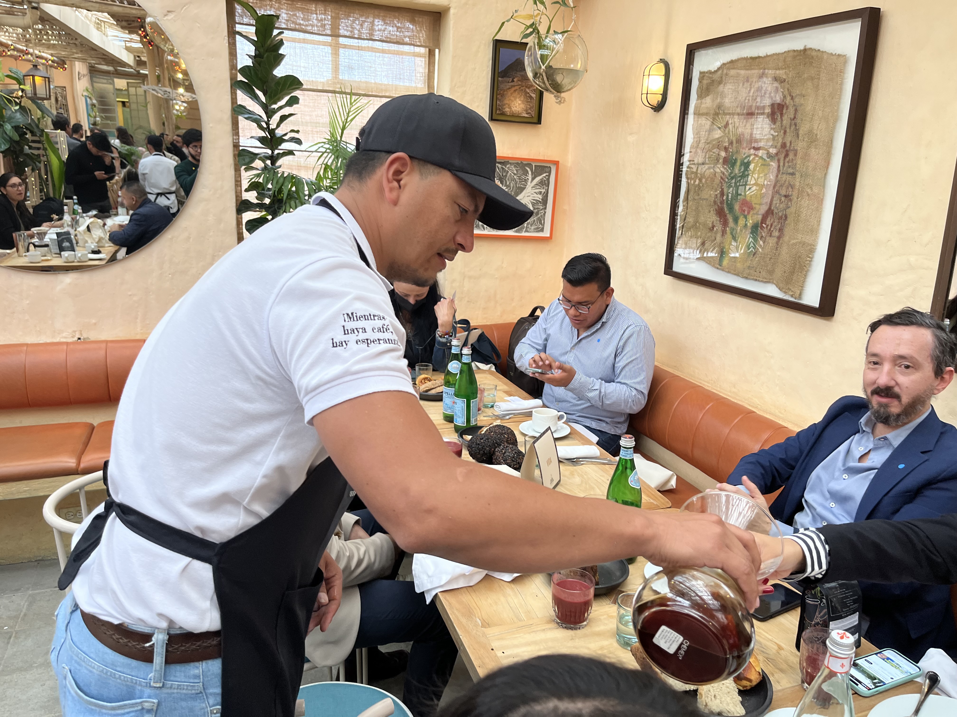Café servido por Silverio Cardozo.