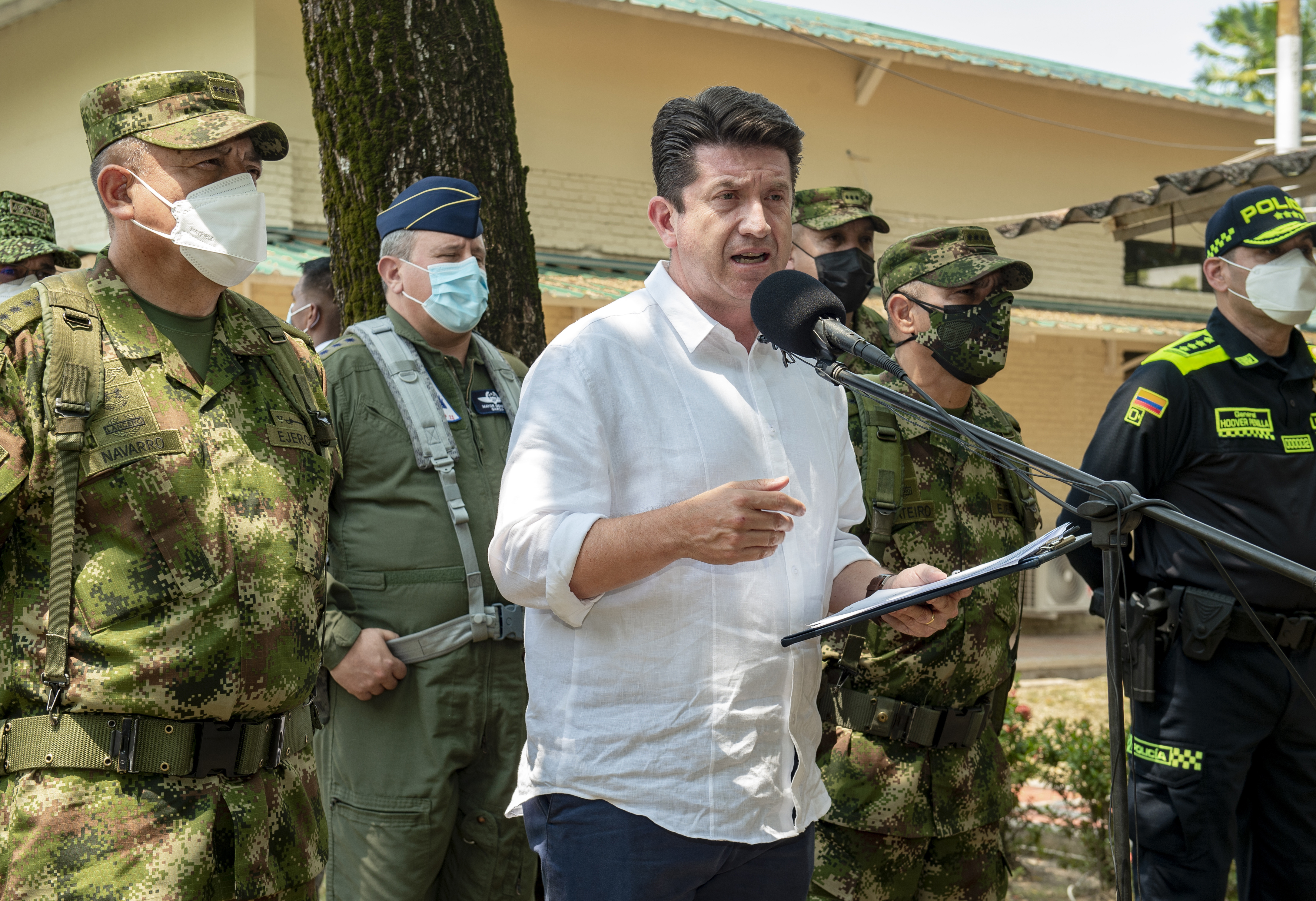 BAR200. BARRANCABERMEJA (COLOMBIA), 23/02/2022.- Fotografía cedida hoy por el Ministerio de Defensa de Colombia que muestra al ministro Diego Molano (c), acompañado por la cúpula militar, durante una declaración ante los medios en Barrancabermeja (Colombia). Al menos ocho personas heridas, ataques con explosivos y el transporte paralizado en algunas partes de Colombia deja este miércoles el comienzo del "paro armado" que ha declarado la guerrilla del Ejército de Liberación Nacional (ELN), que según el presidente Iván Duque, busca "con cobardía amedrentar a la población". EFE/ Ministerio de Defensa /SOLO USO EDITORIAL /SOLO DISPONIBLE PARA ILUSTRAR LA NOTICIA QUE ACOMPAÑA (CRÉDITO OBLIGATORIO)
